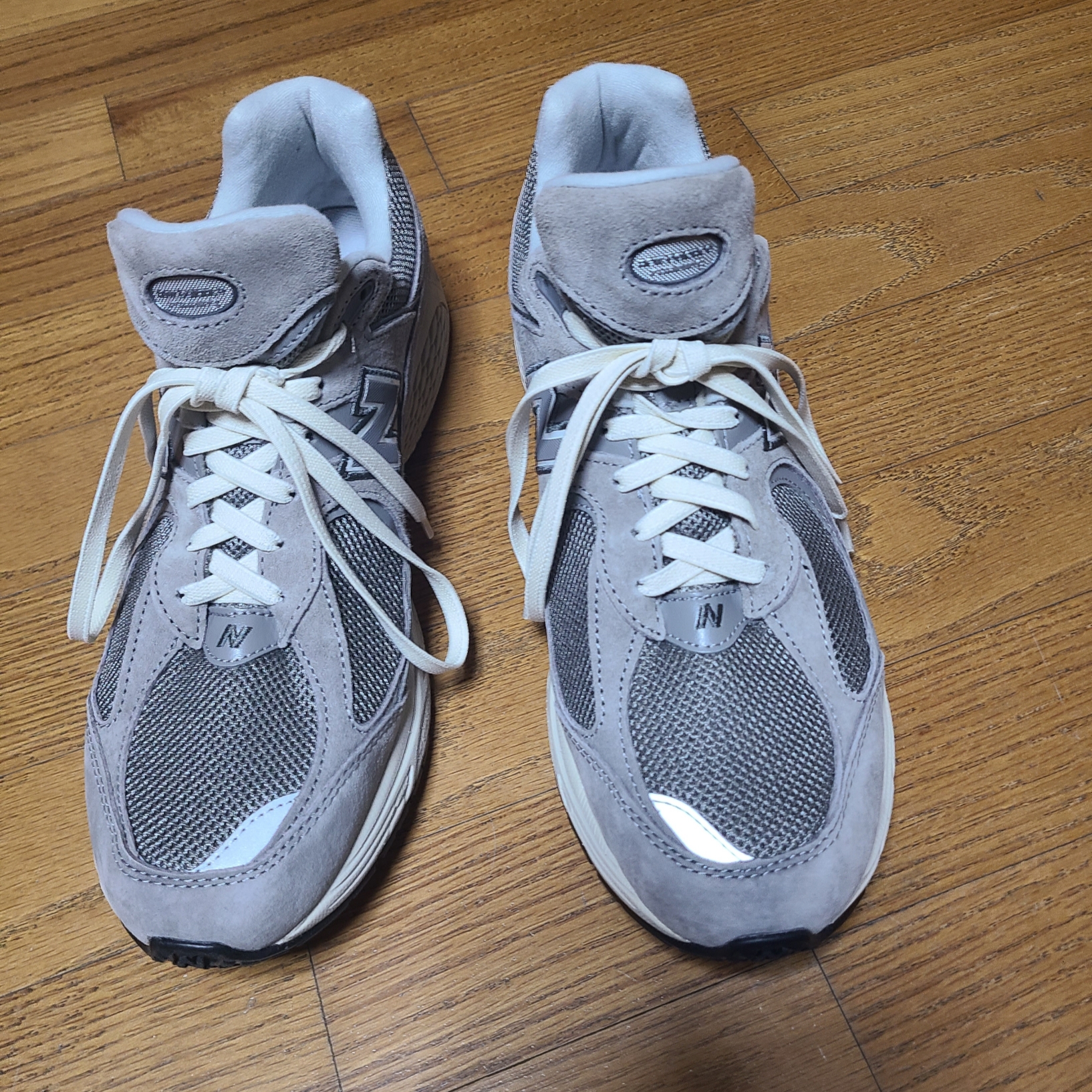New Balance 2002R Grey 착용 스타일 - 2