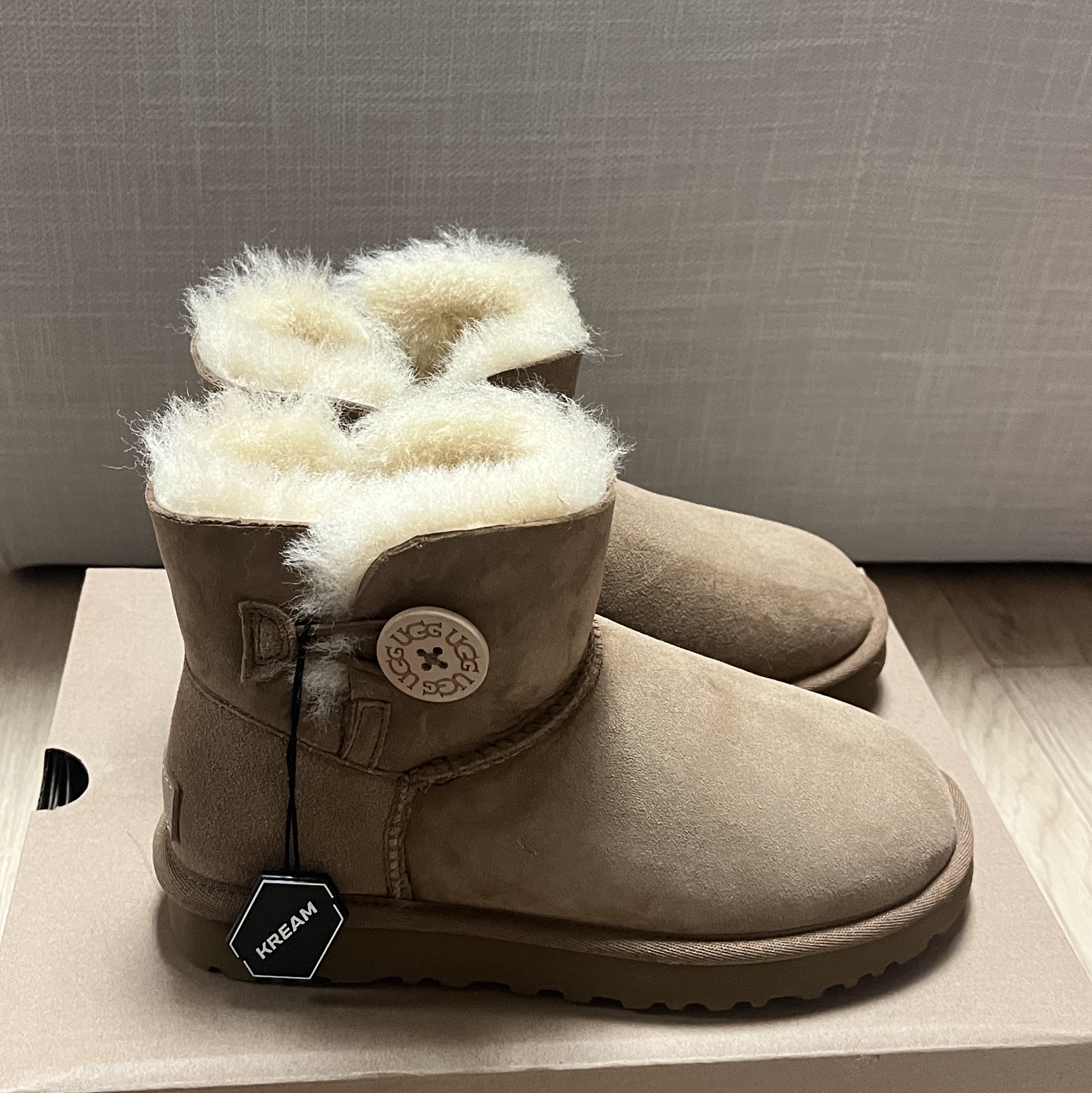 (W) UGG Mini Bailey Button II Boots Chestnut 착용 스타일 - 2