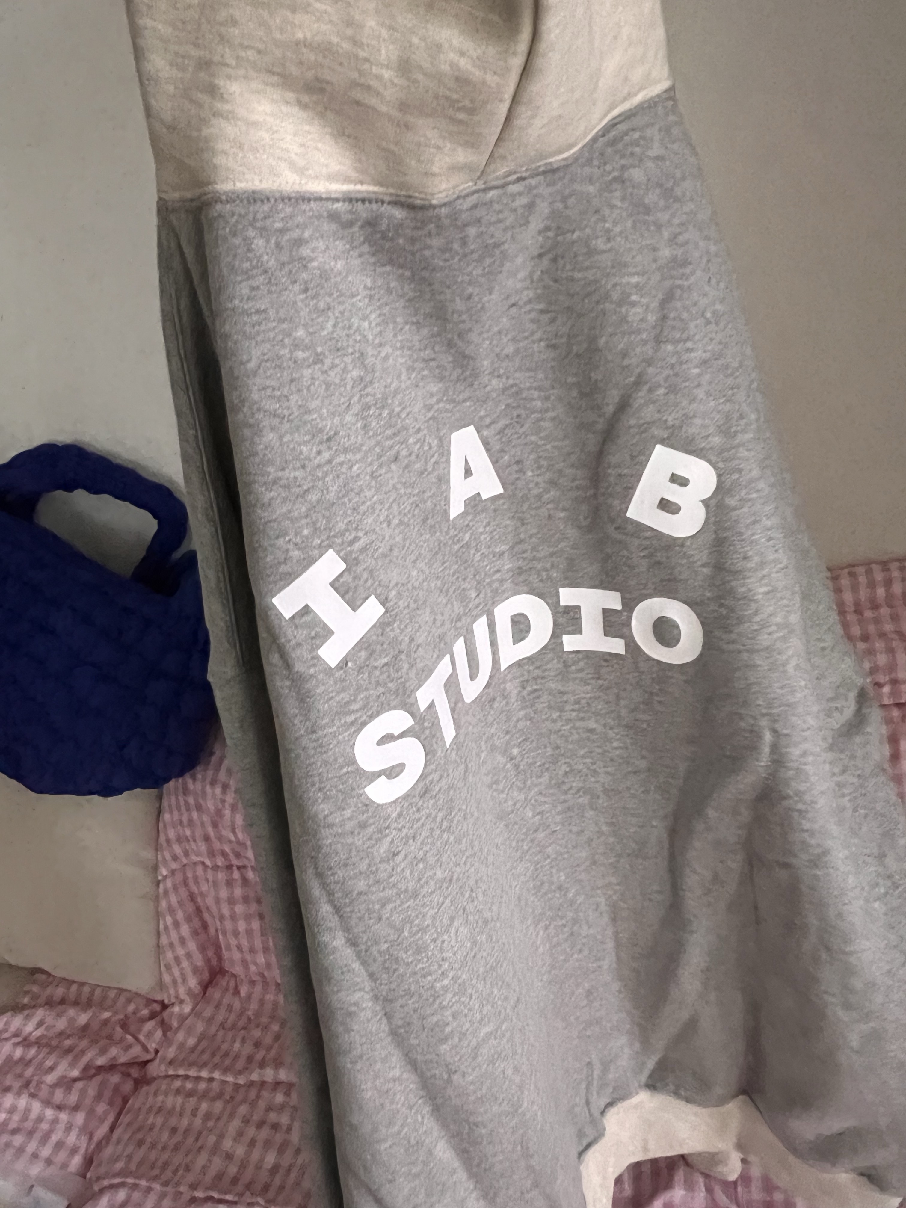 IAB Studio Hoodie Dual Gray 착용 스타일
