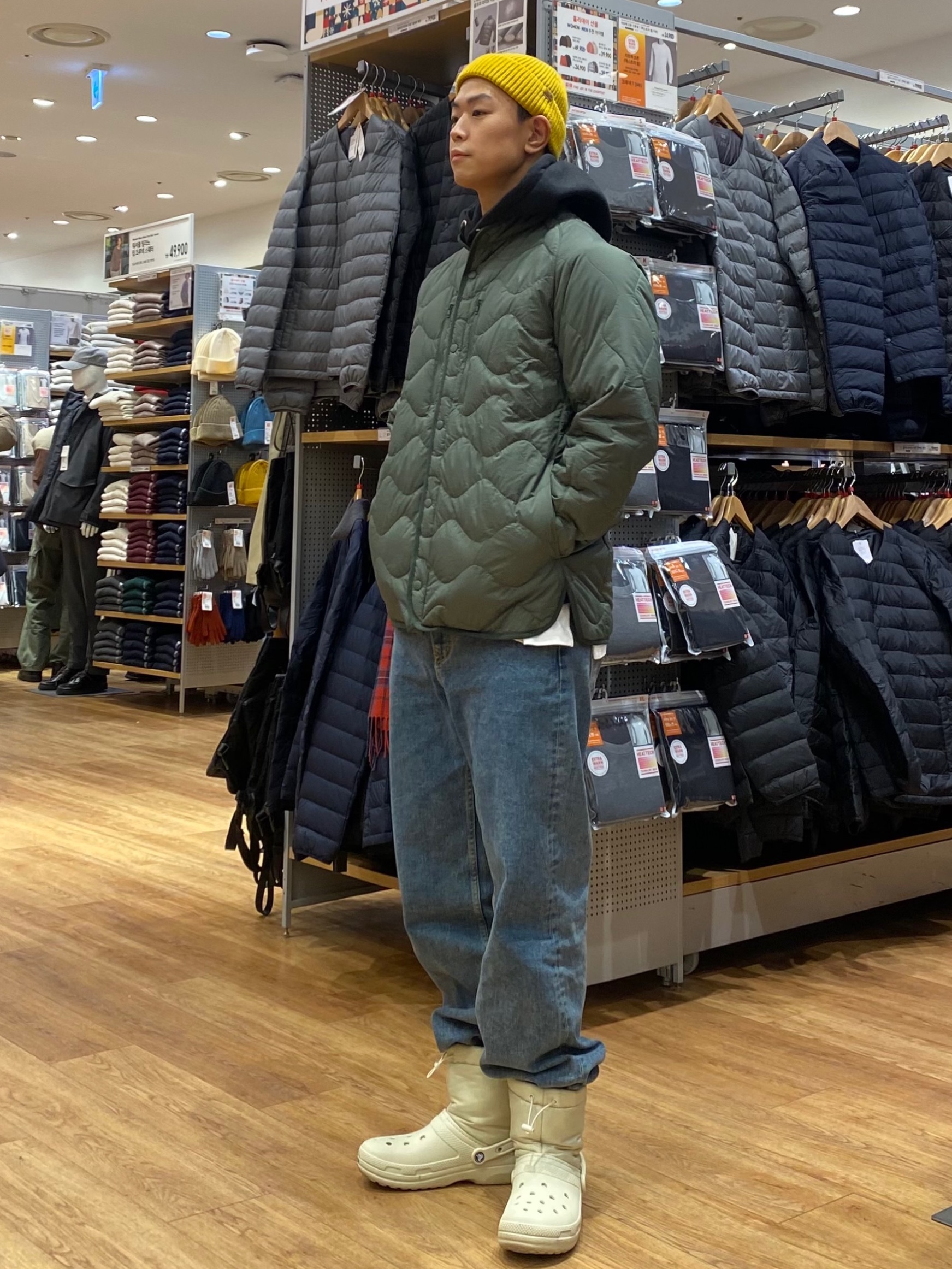 Uniqlo x White Mountaineering Recycled Hybrid Down Jacket Olive, Crocs Classic Lined Neo Puff Boot Bone 착용 스타일