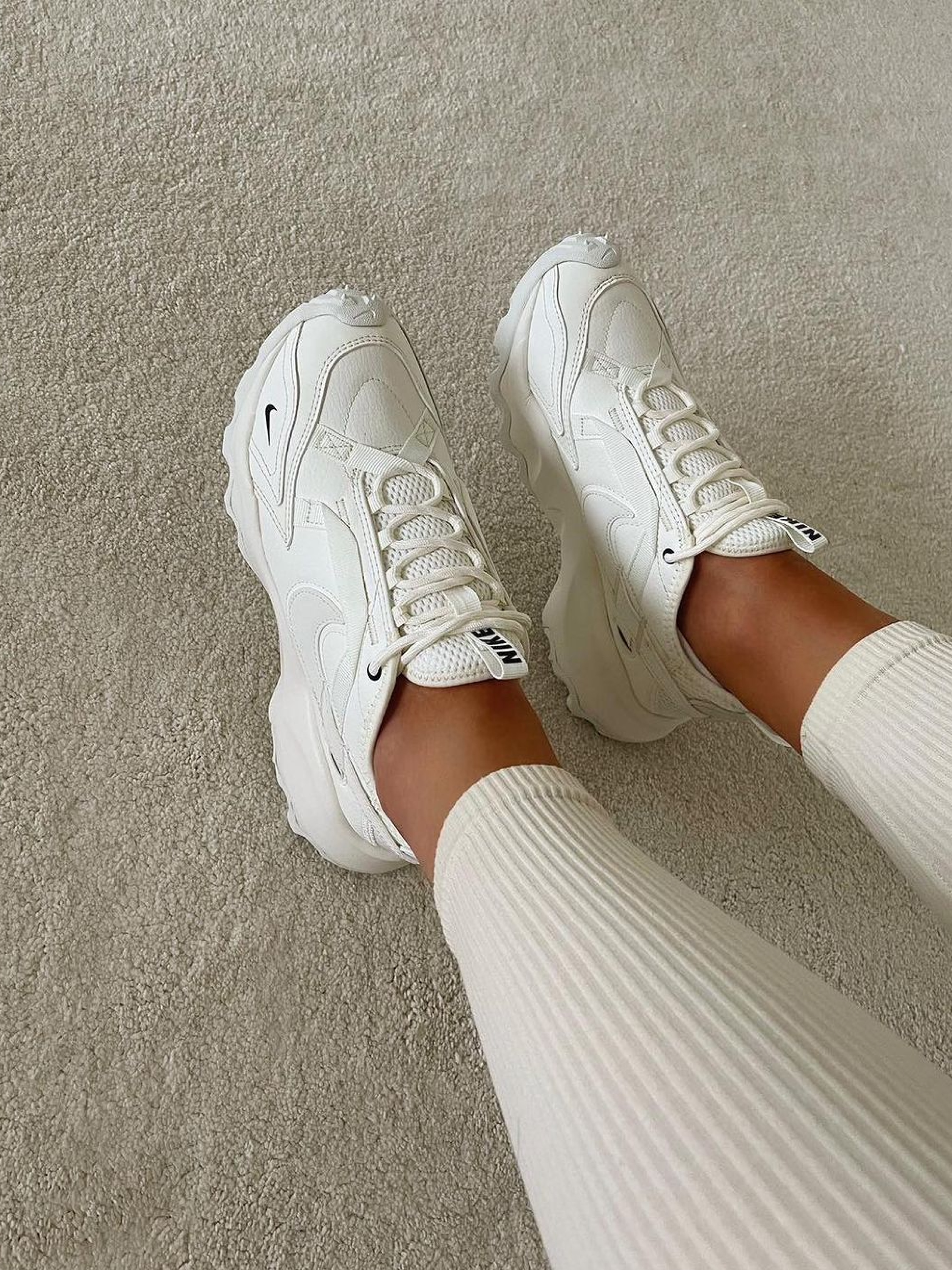 (W) Nike TC 7900 Summit White 착용 스타일 - 4
