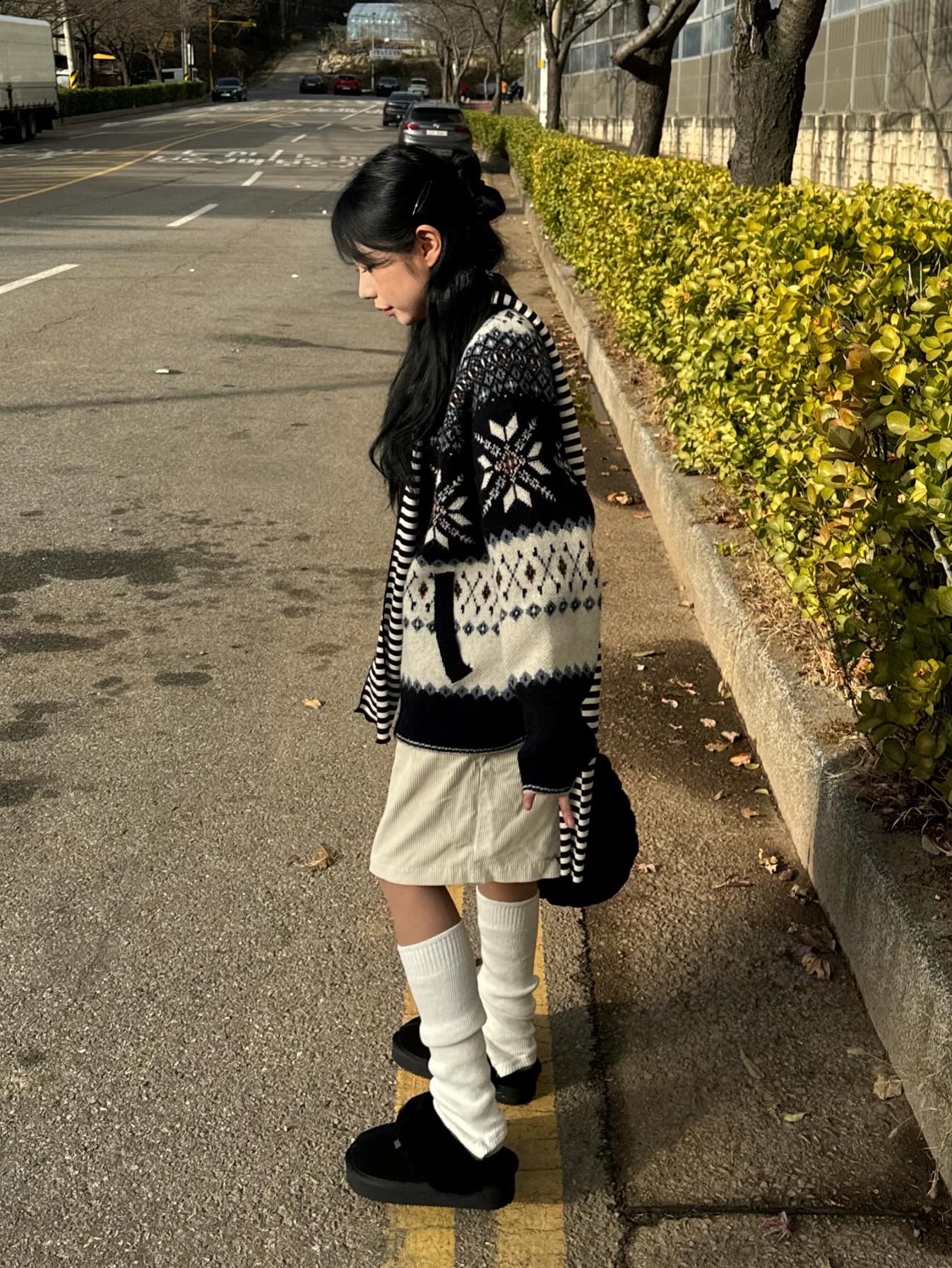 Millo Women Snow Jaquard Knit Zip-up Ivory, COS Quilted Mini Bag Black 착용 스타일 - 3