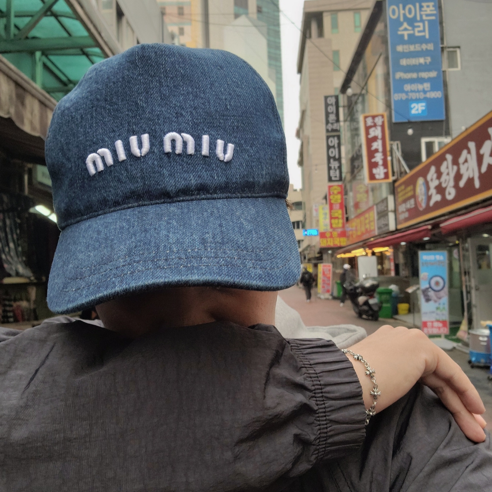 (W) Miu Miu Denim Baseball Cap with Embroidered Logo Blue White, Nike x Stussy Windrunner Jacket Off Noir 착용 스타일 - 2