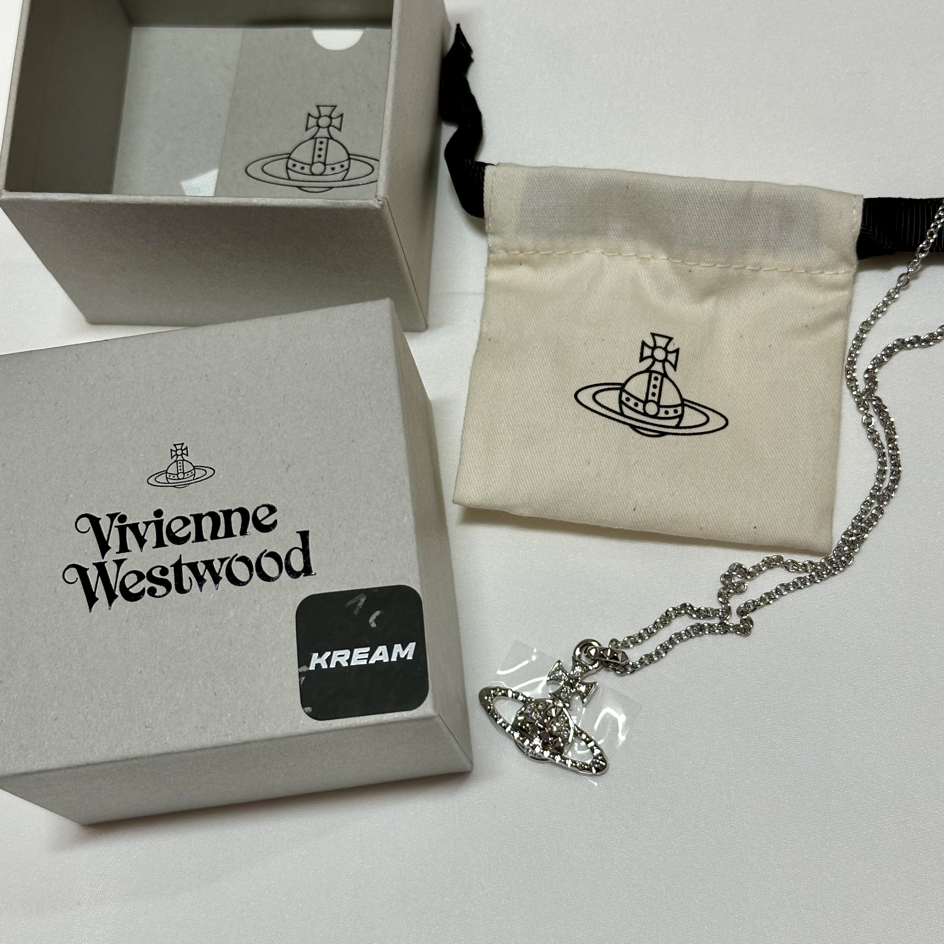 Vivienne Westwood Mayfair Bas Relief Pendant Silver 착용 스타일
