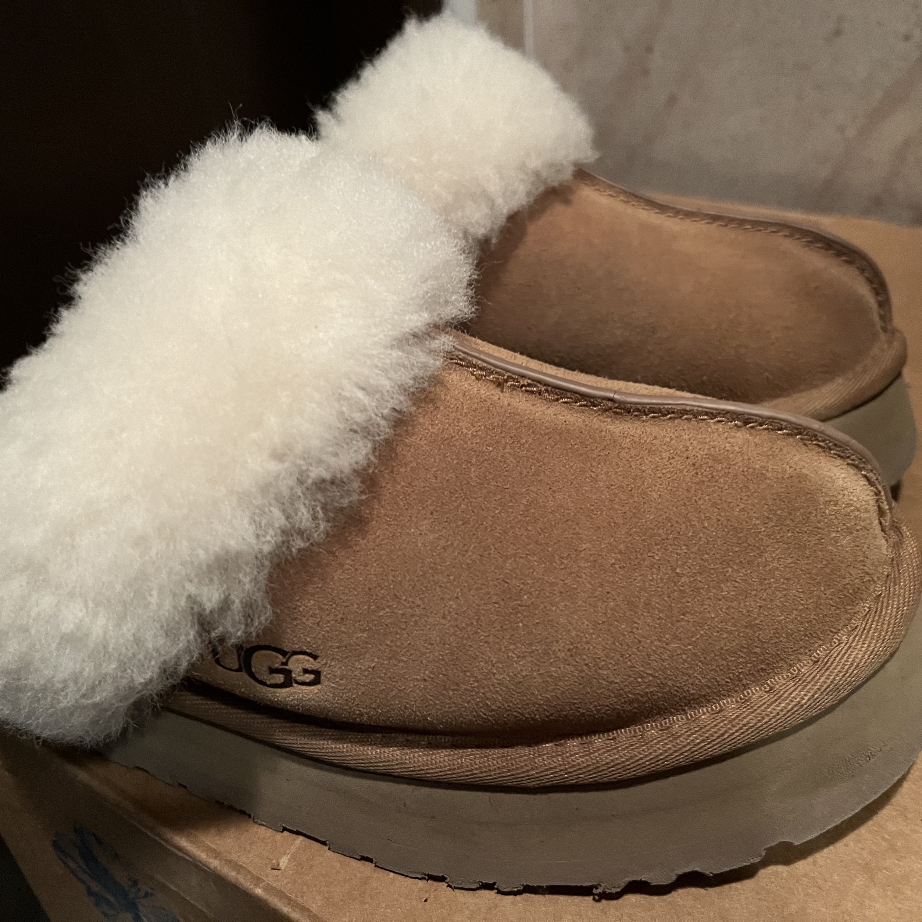 (W) UGG Disquette Slipper Chestnut 착용 스타일 - 1