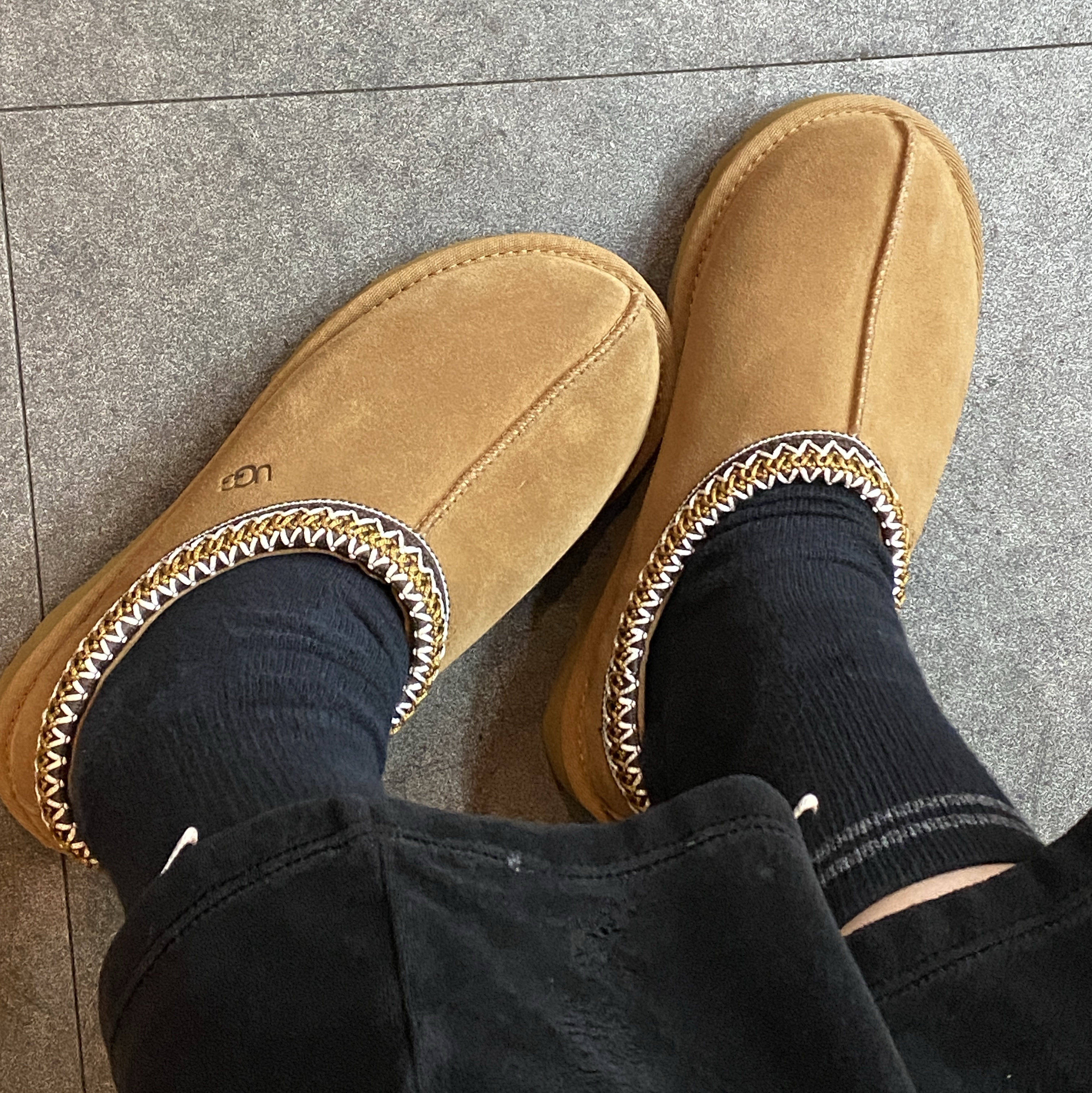 (W) UGG Tasman Slipper Chestnut 착용 스타일 - 2