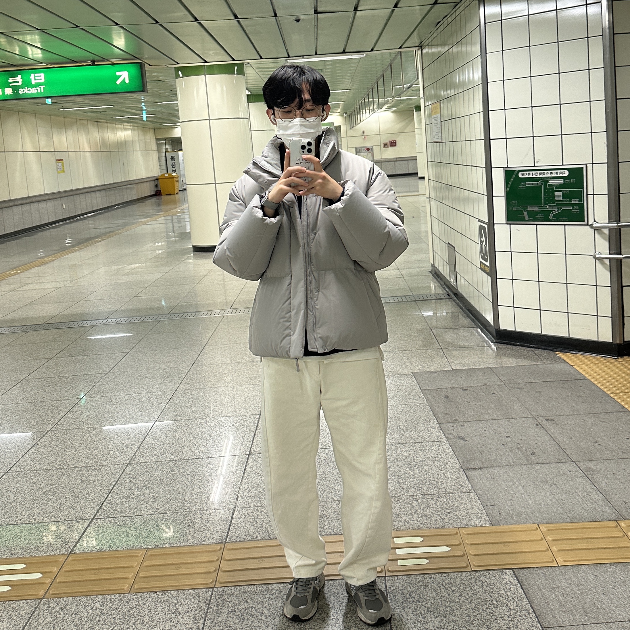 New Balance 2002R Grey 착용 스타일