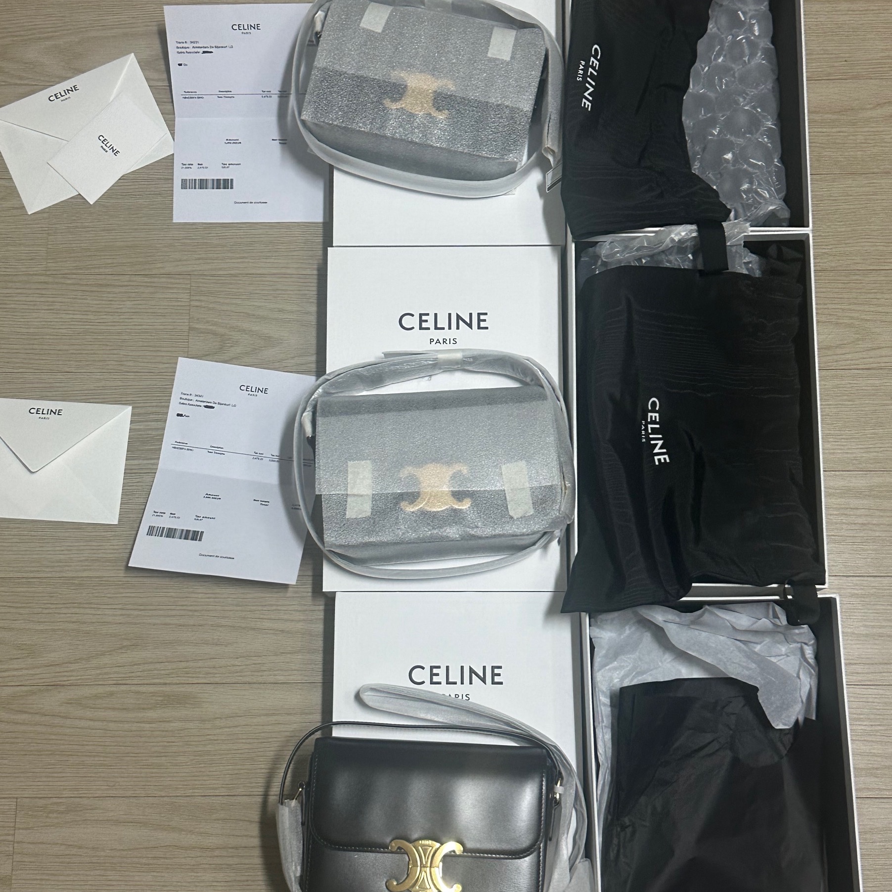 Celine Teen Triomphe Bag in Shiny Calfskin Black 착용 스타일 - 2