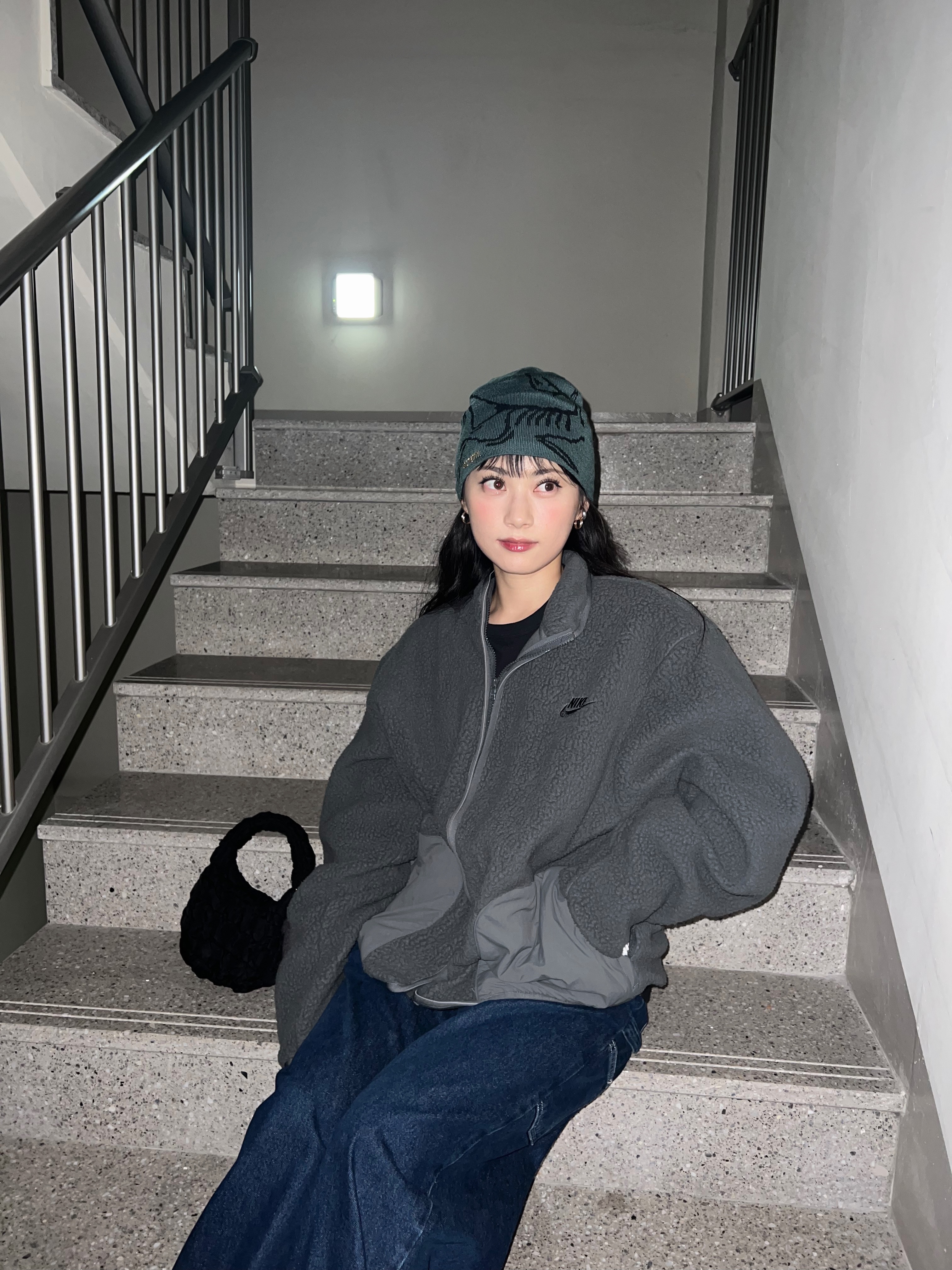 Arc'teryx Bird Head Toque Dark Magic, COS Quilted Micro Bag Black 착용 스타일 - 2