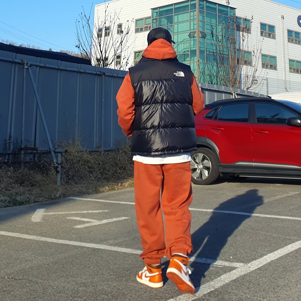 The North Face Nuptse Hybrid Down Ball Vest Black, Nike ACG Trail Cap Black 착용 스타일 - 2