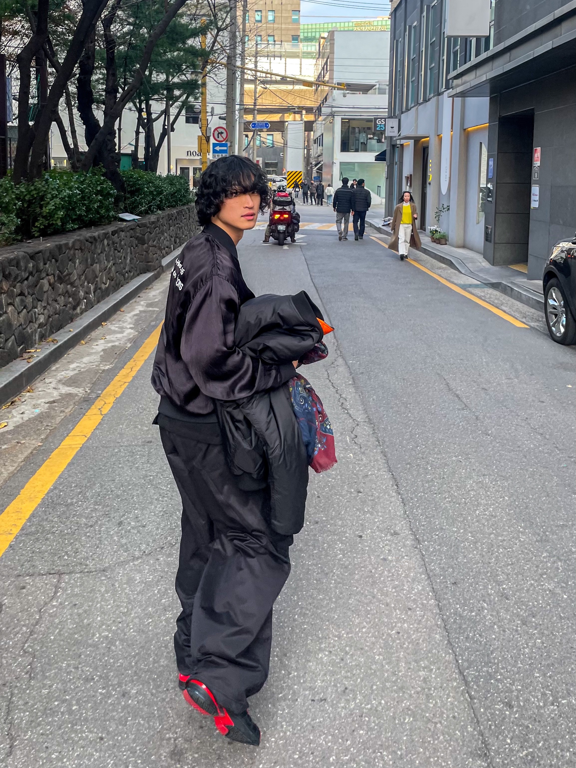 CDG '84-85 Staff Blouson Black 착용 스타일 - 1