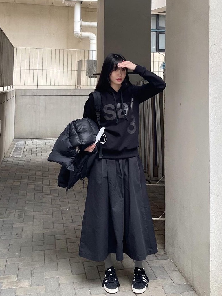 [KREAM 단독] Safarispot Women 1/2 Basic Safari Hoodie Black, [KREAM 단독] Safarispot Women 1/2 Basic Safari Hoodie White 착용 스타일