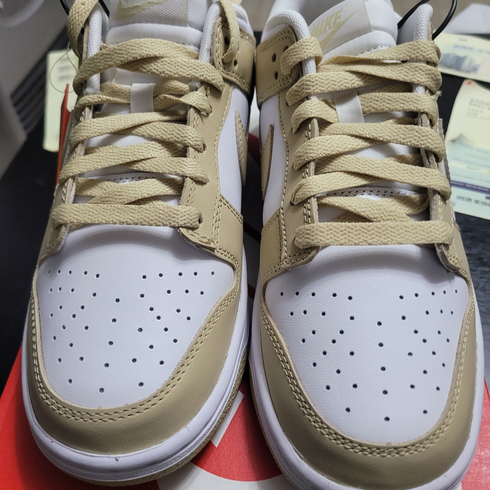 Nike Dunk Low Team Gold and White 착용 스타일 - 2