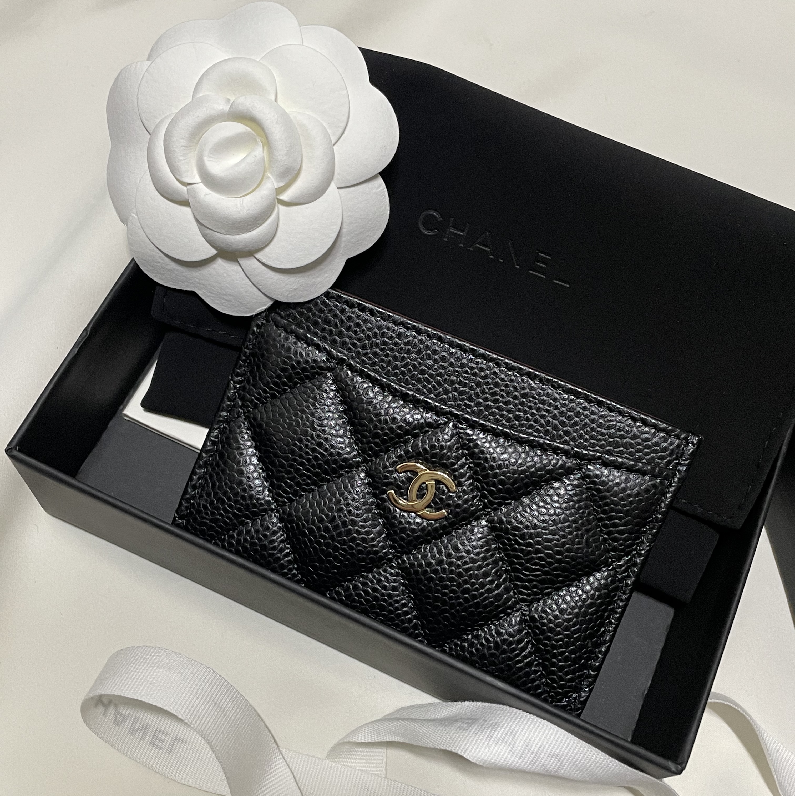 Chanel Classic Card Holder Grained Calfskin & Gold Black 착용 스타일