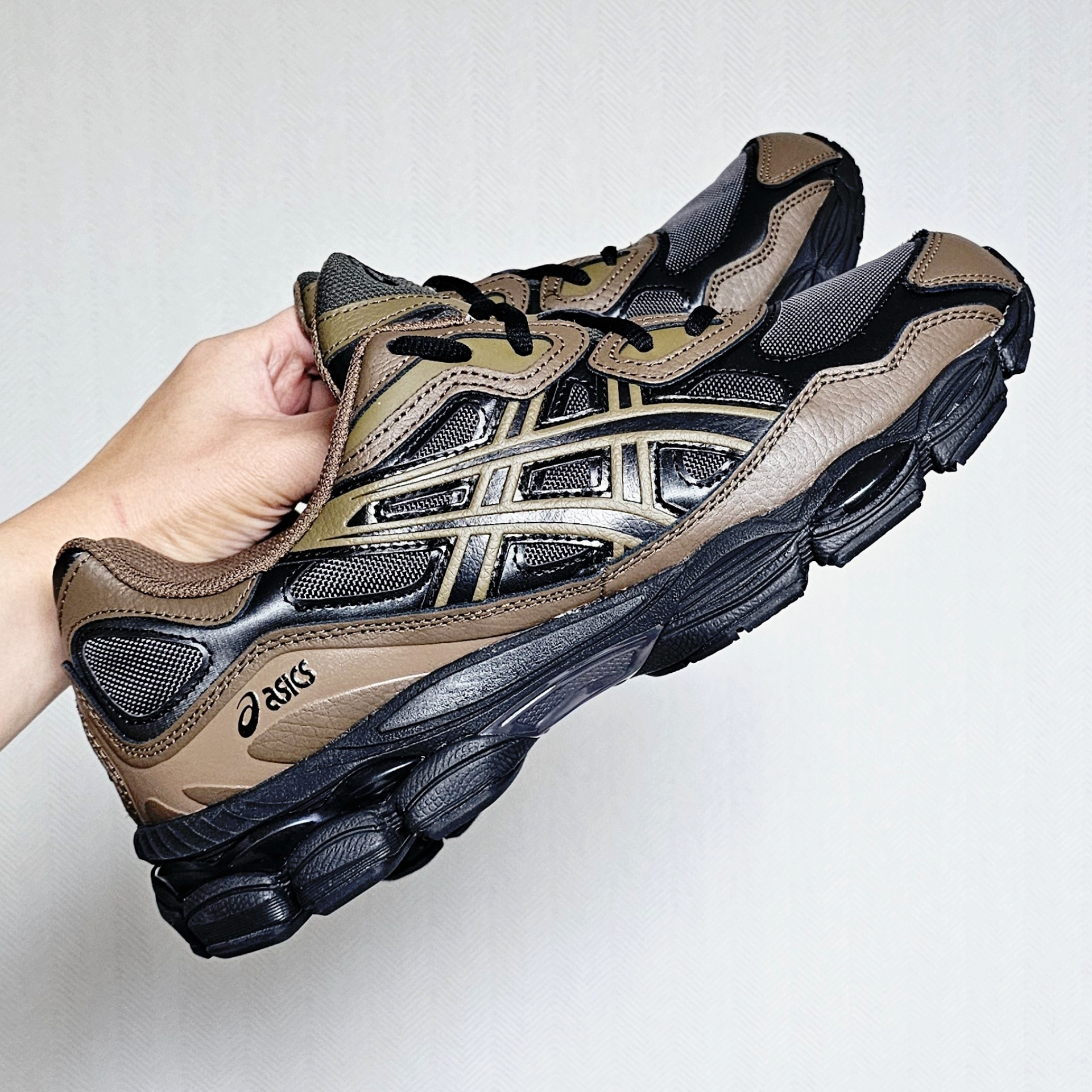 Asics Gel-NYC Dark Sepia Clay Canyon 착용 스타일