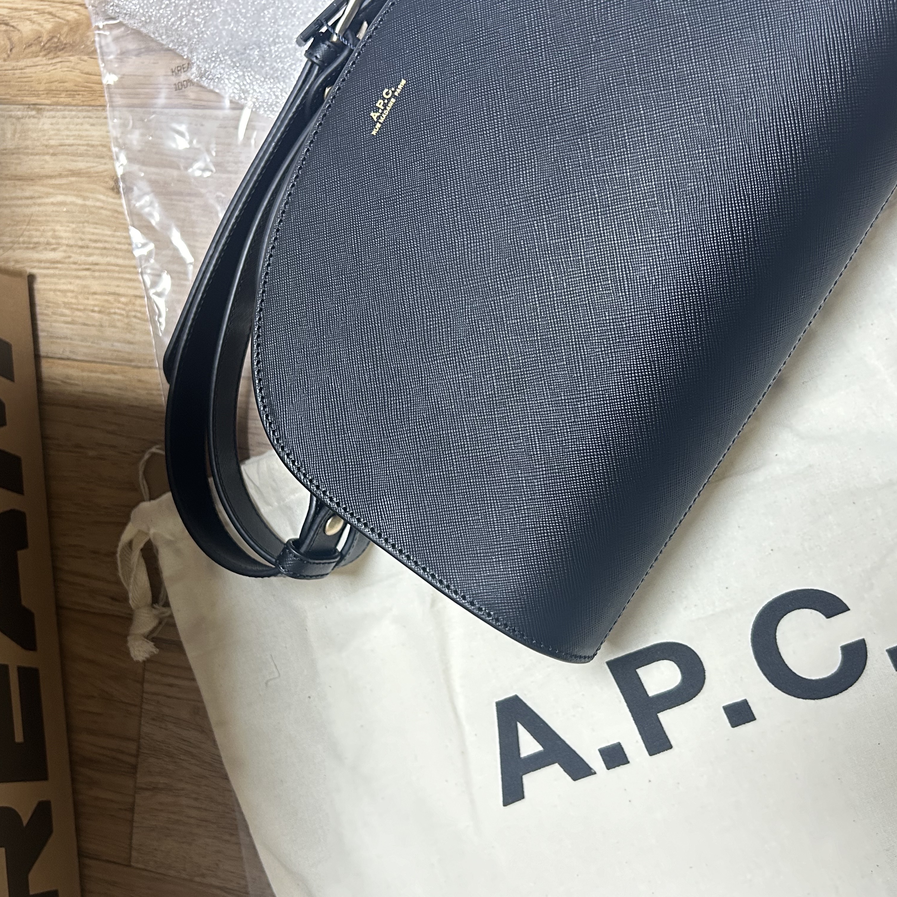 A.P.C. Saffiano Demi-Lune Bag Black 착용 스타일 - 3