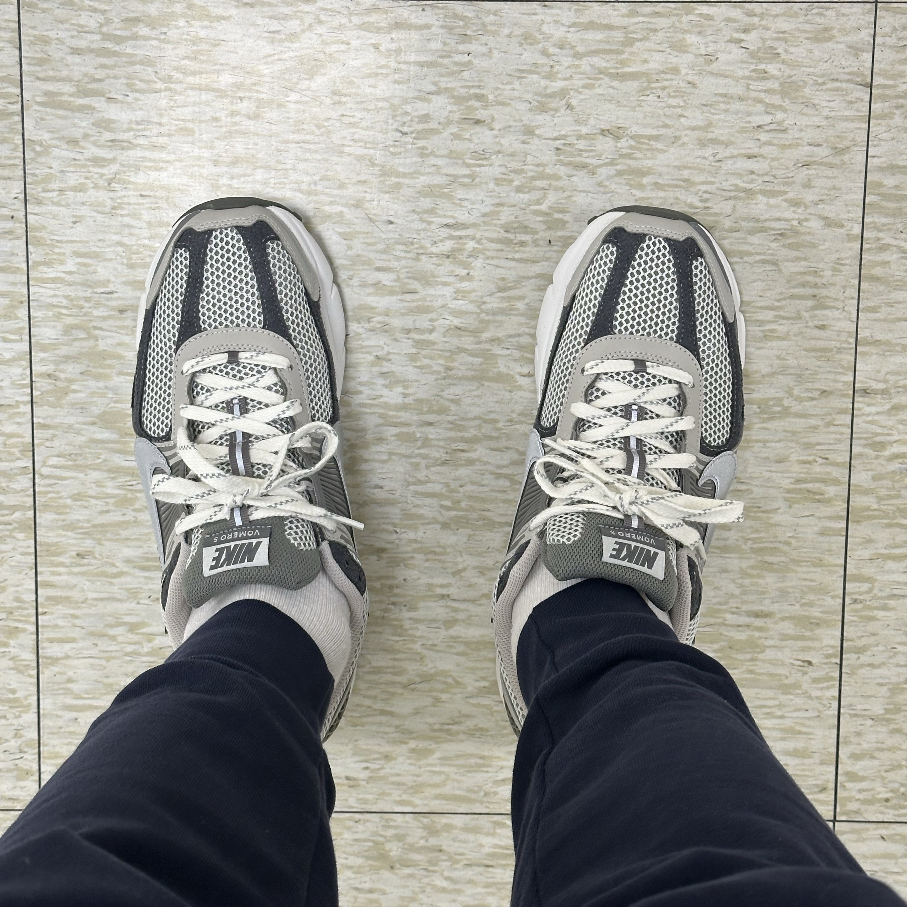 Nike Zoom Vomero 5 PRM Light Iron Ore and Flat Fewter 착용 스타일