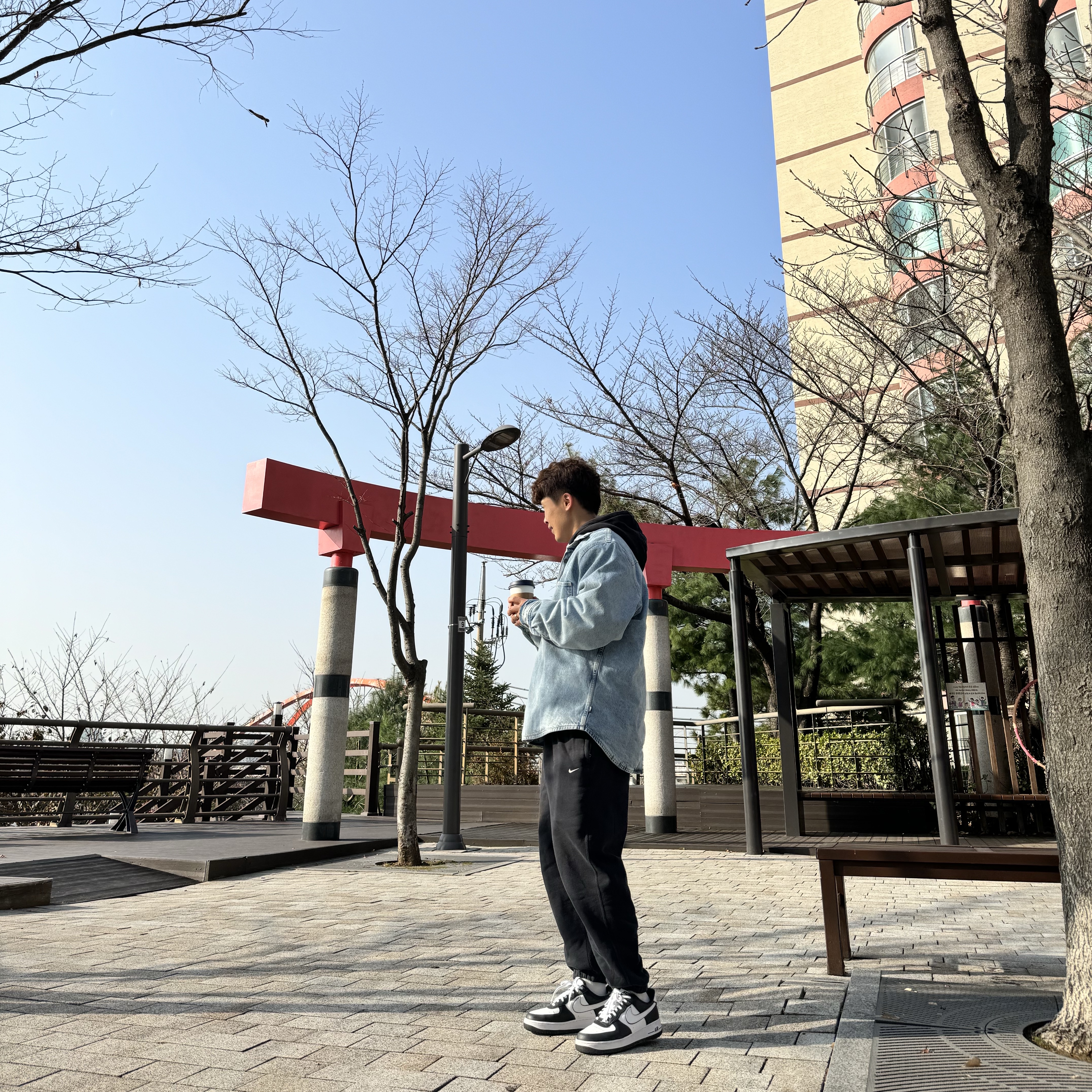 Stussy Sherpa Lined Denim Shirt Stone Wash, Nike NRG Solo Swoosh Fleece Pants Black White - Asia 착용 스타일 - 1