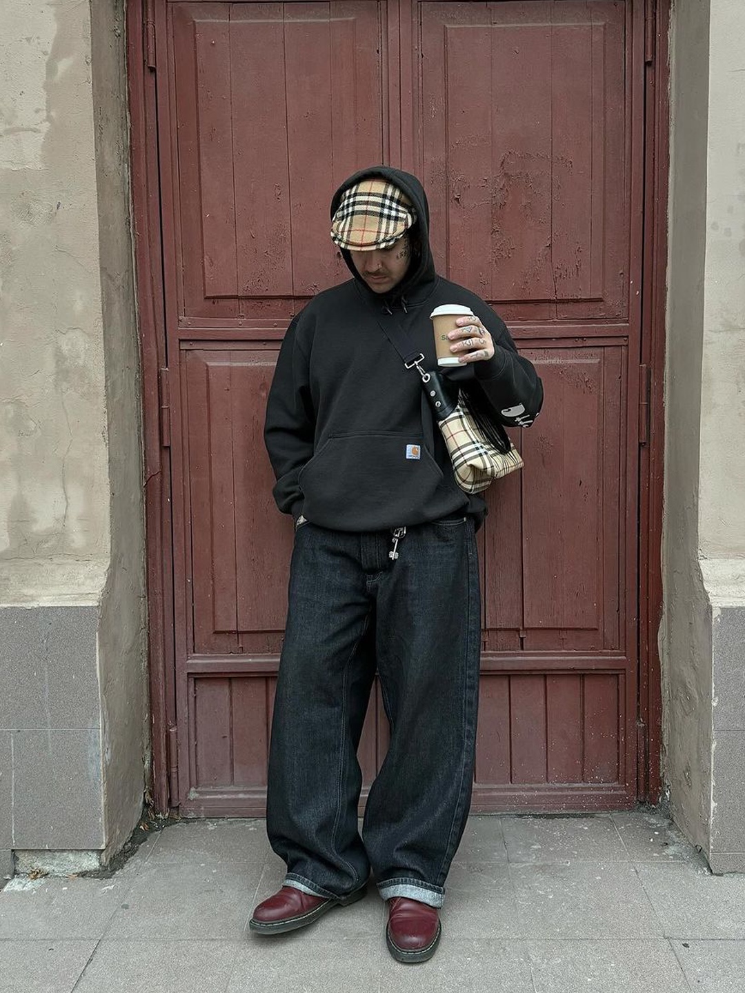Carhartt Loose Fit Midweight Regular Hoodie Black, Stussy Basic Embroidered Hoodie Brown 착용 스타일 - 2