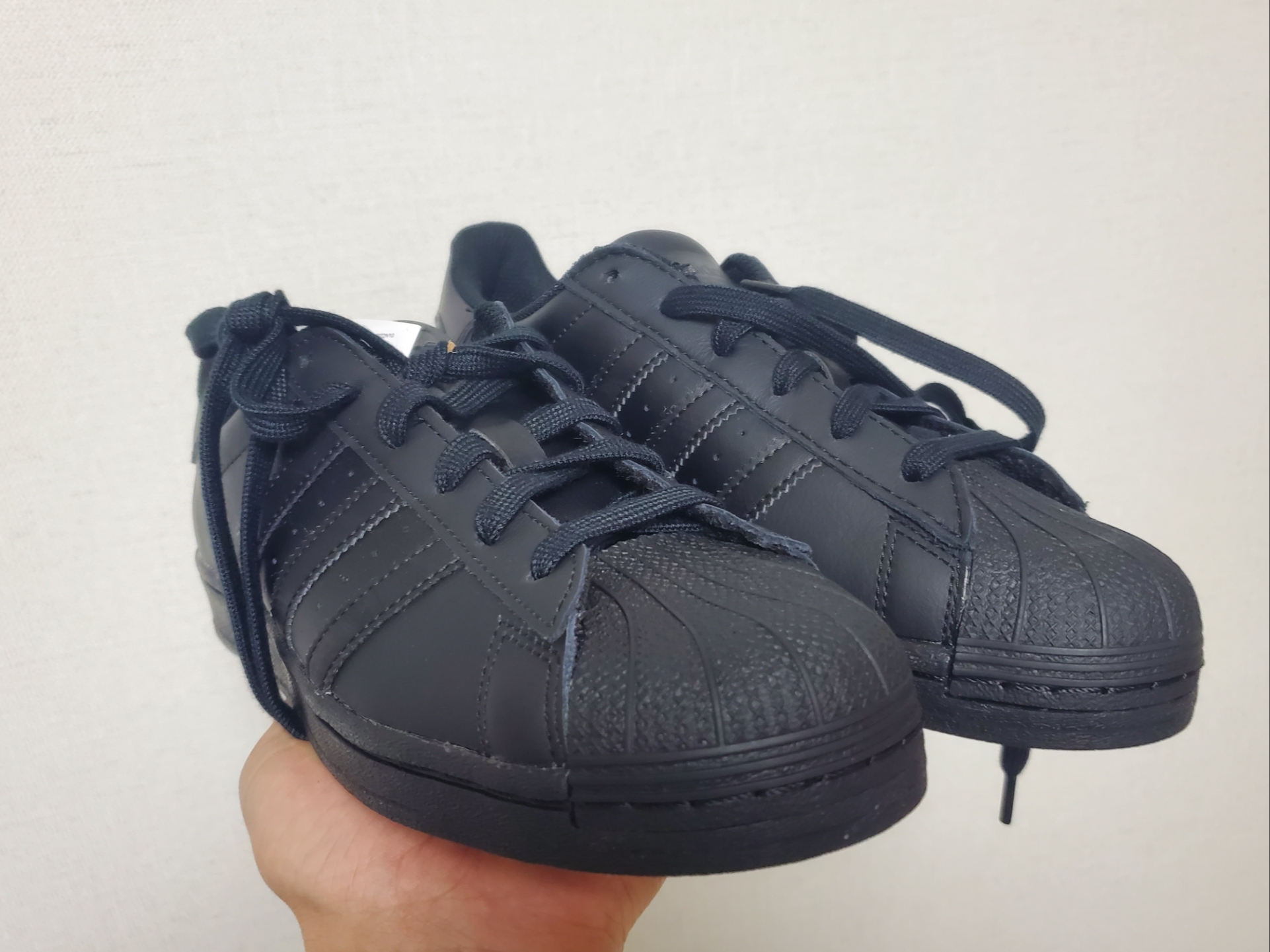 Adidas Superstar Triple Black 착용 스타일 - 2