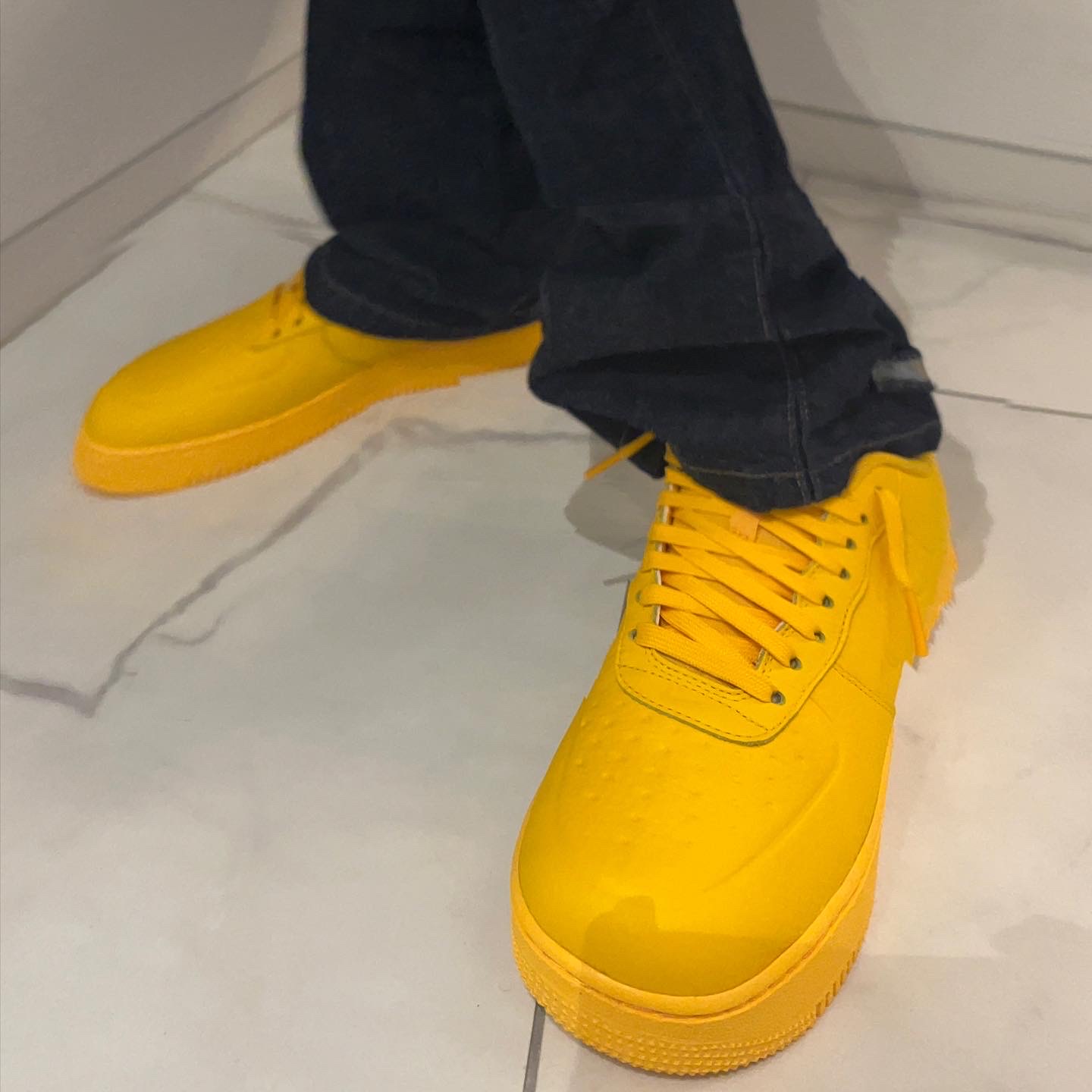 Nike Air Force 1 '07 Pro-Tech Waterproof University Gold 착용 스타일 - 2