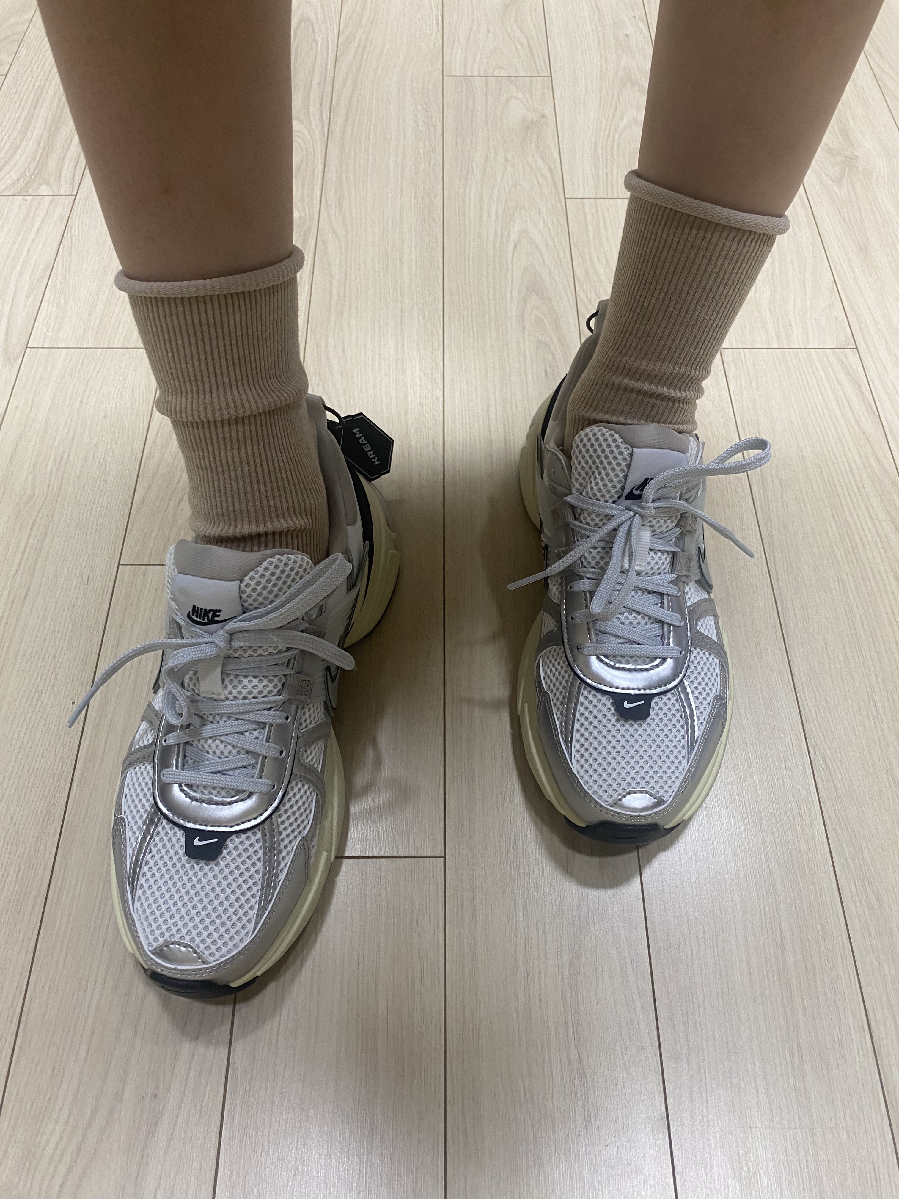Nike V2K Run Summit White Metallic Silver 착용 스타일 - 1