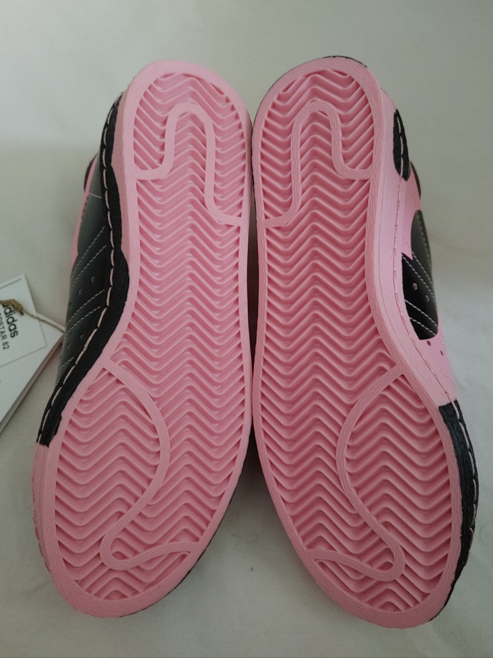 Adidas x Face Superstar 82 Light Pink Core Black 착용 스타일 - 2