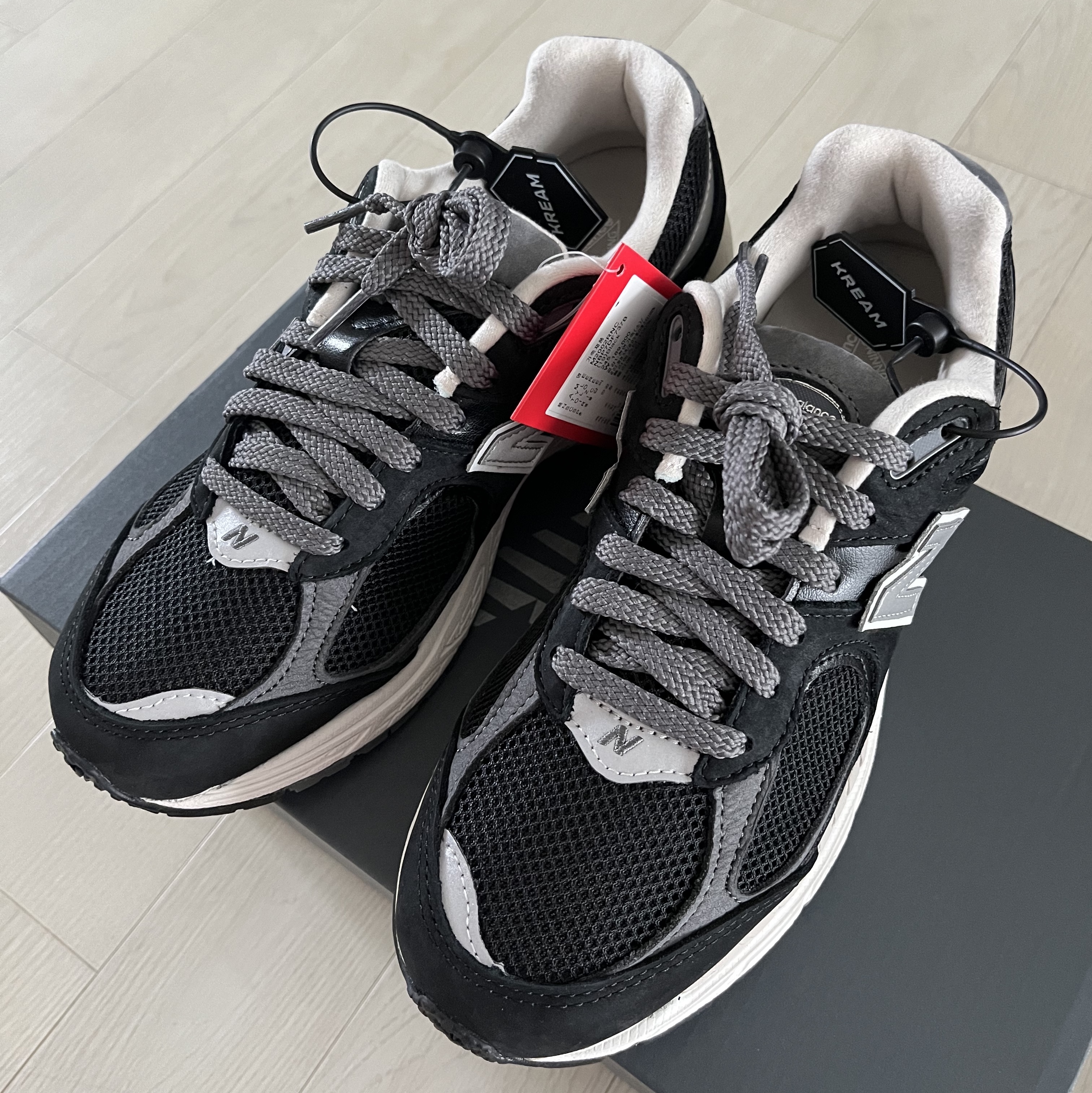 New Balance 2002R Premium Vintage Black 착용 스타일