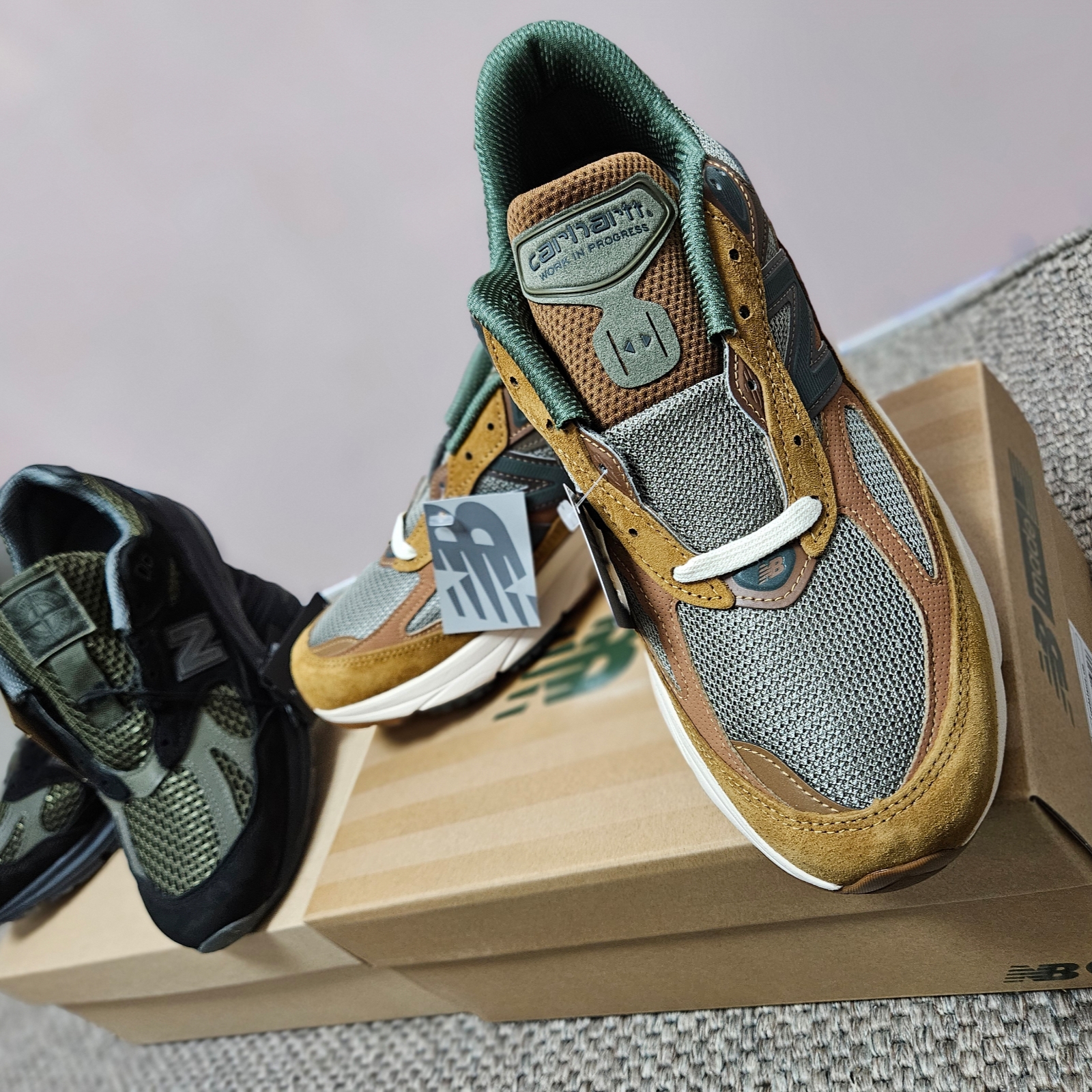 New Balance x Stone Island 991v2 Made in UK Black Olive Night, New Balance x Carhartt WIP 990v6 Made in USA Hamilton Brown Military Green 착용 스타일 - 5