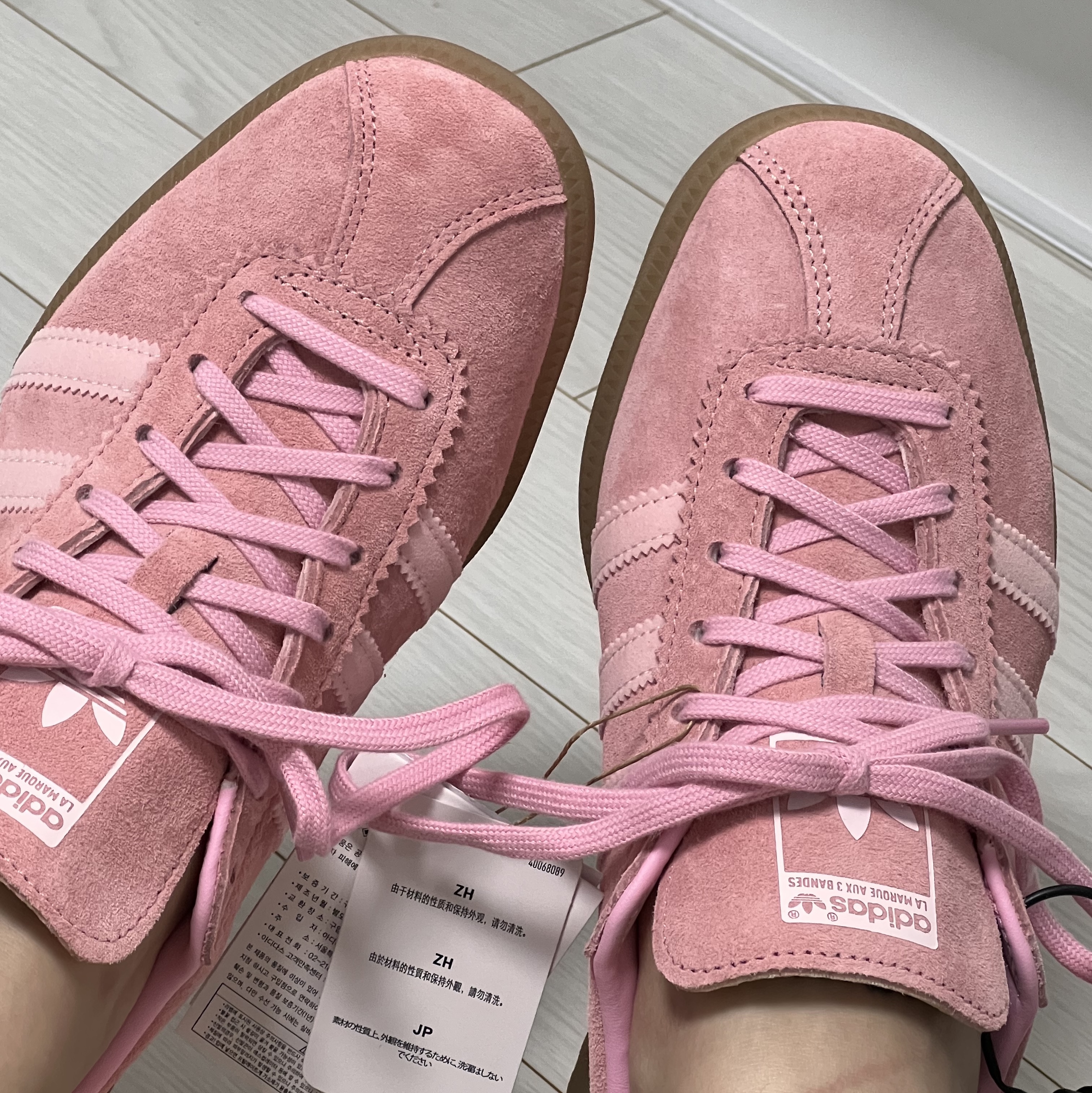Adidas Bermuda Glow Pink 착용 스타일