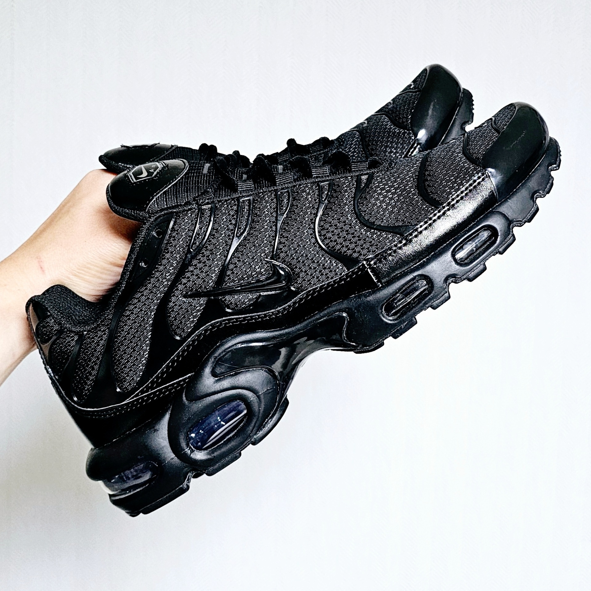 Nike Air Max Plus Triple Black 착용 스타일