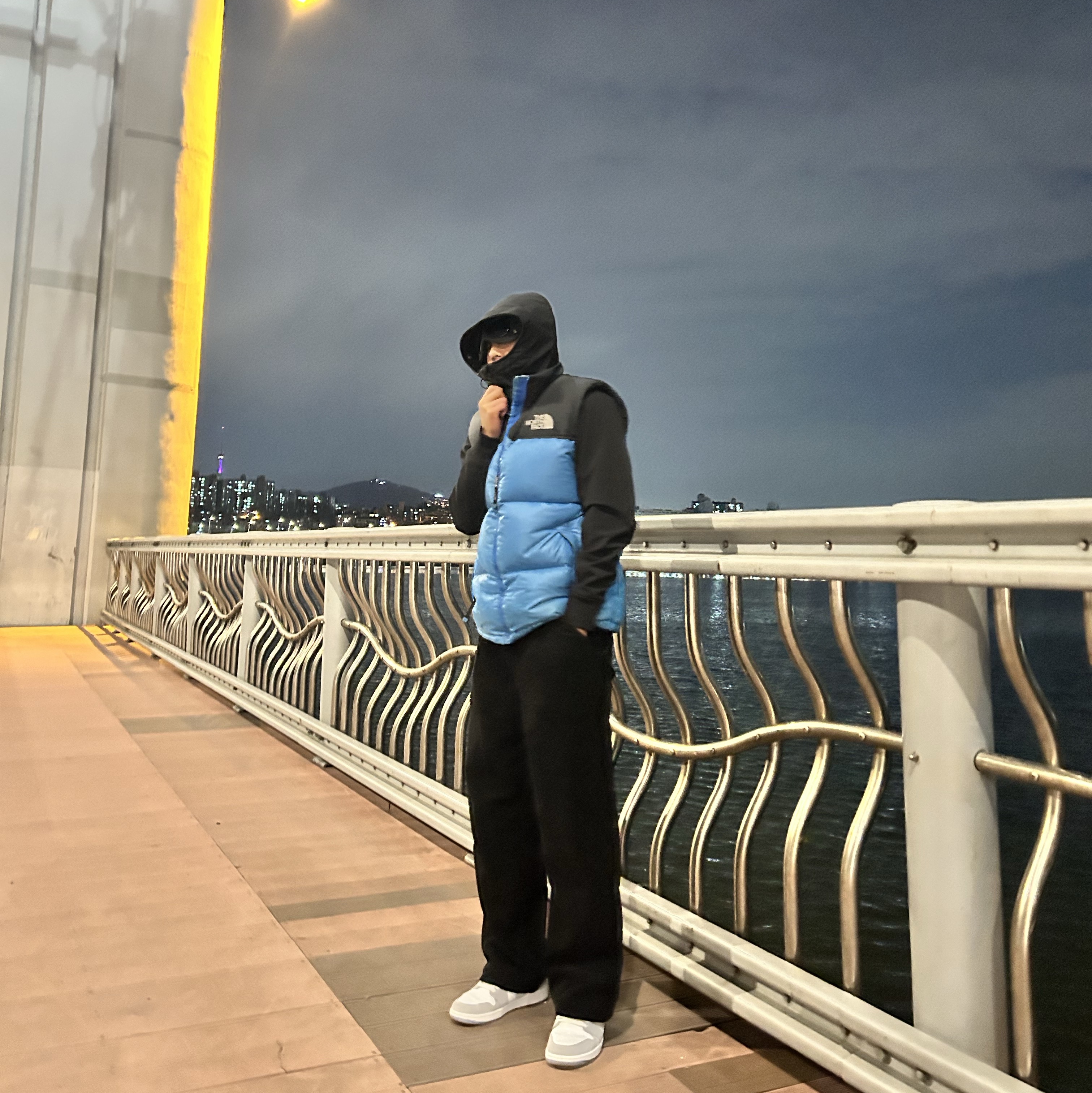 The North Face 1996 Retro Nuptse Vest Sonic Blue, C.P. Company Shell-R Goggle Jacket Black - 23SS 착용 스타일 - 2