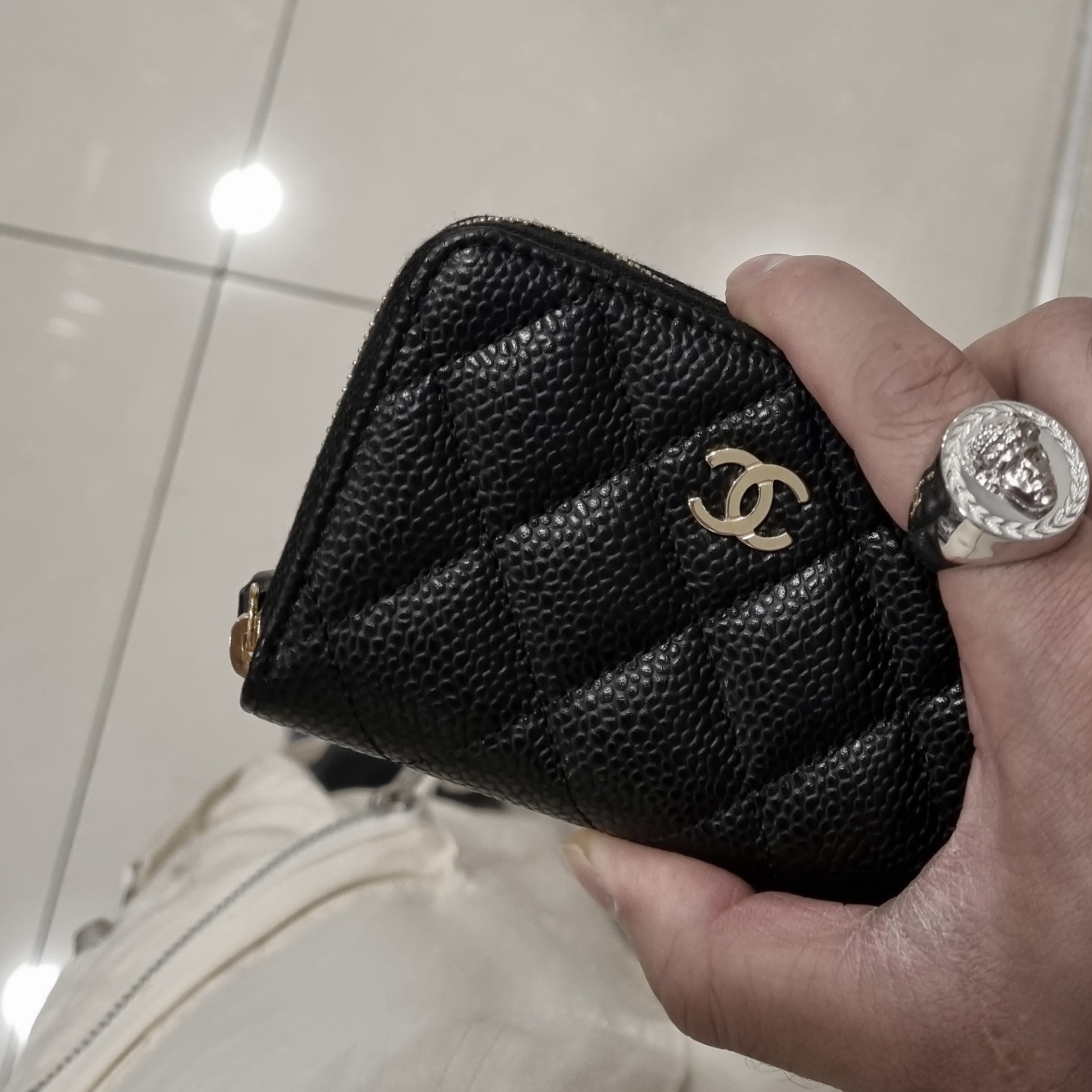 Chanel Classic Zipped Coin Purse Grained Calfskin & Gold Black 착용 스타일