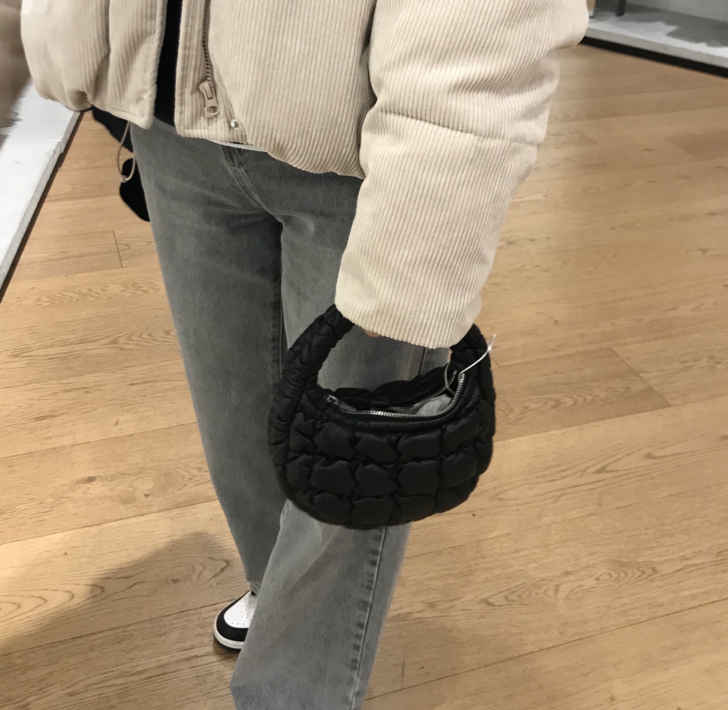 COS Quilted Micro Bag Leather Black 착용 스타일