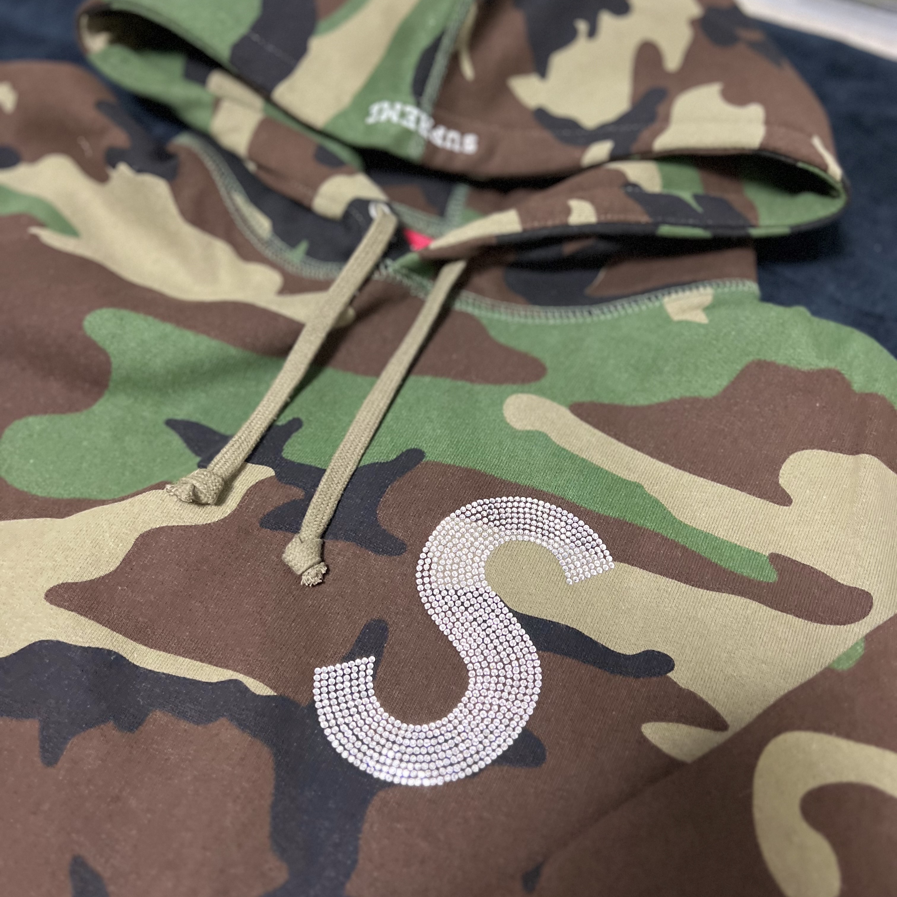 Supreme Swarovski S Logo Hooded Sweatshirt Woodland Camo - 21SS, Supreme Small Box Drawcord Hooded Sweatshirt Red Camo - 23FW 착용 스타일 - 2