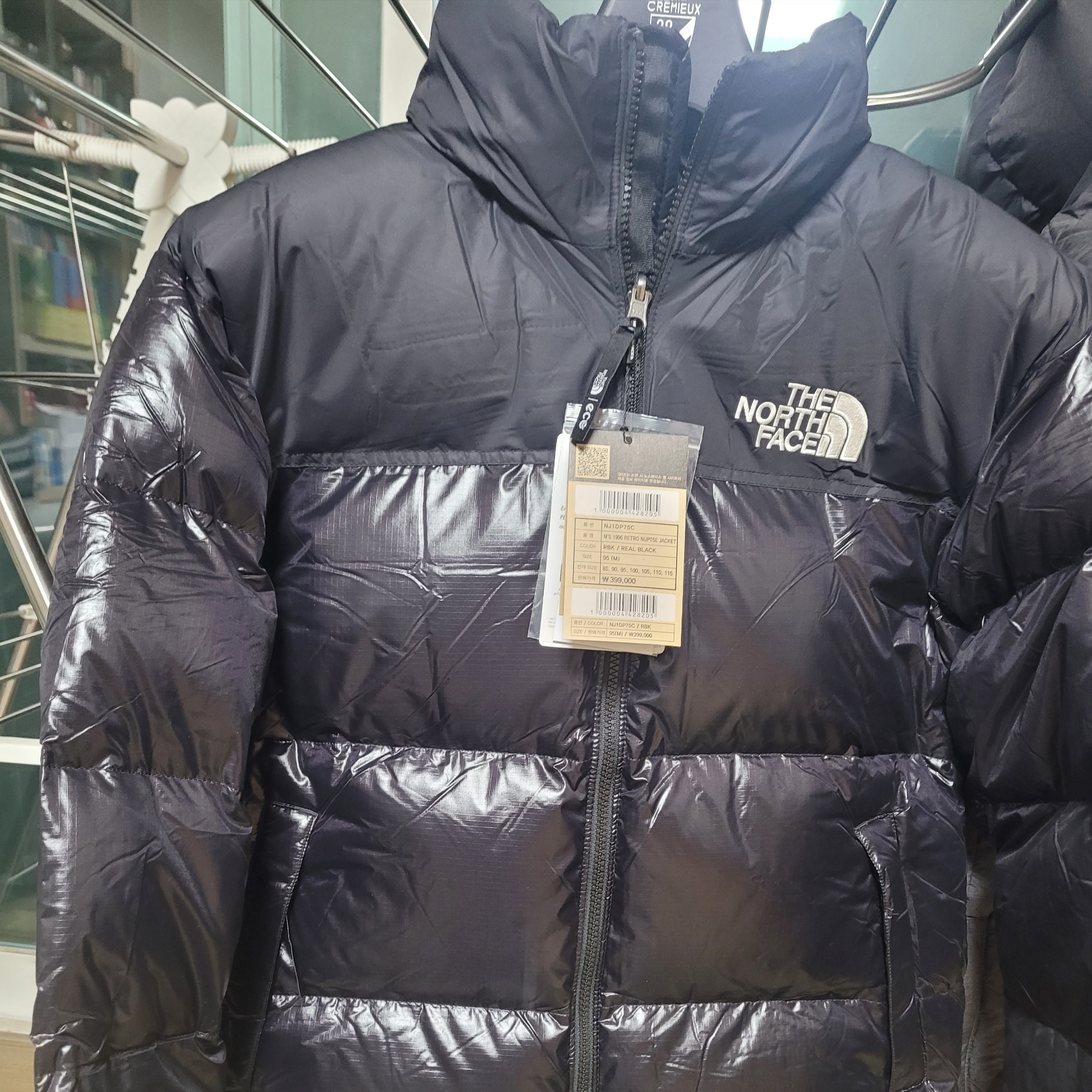 The North Face 1996 Eco Nuptse Jacket Real Black 착용 스타일
