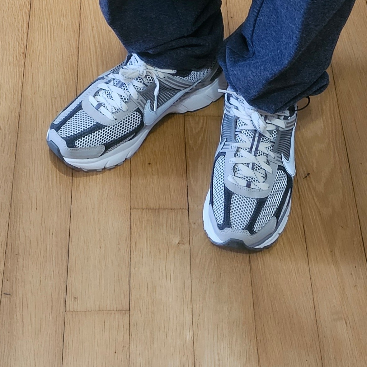 Nike Zoom Vomero 5 PRM Light Iron Ore and Flat Fewter 착용 스타일
