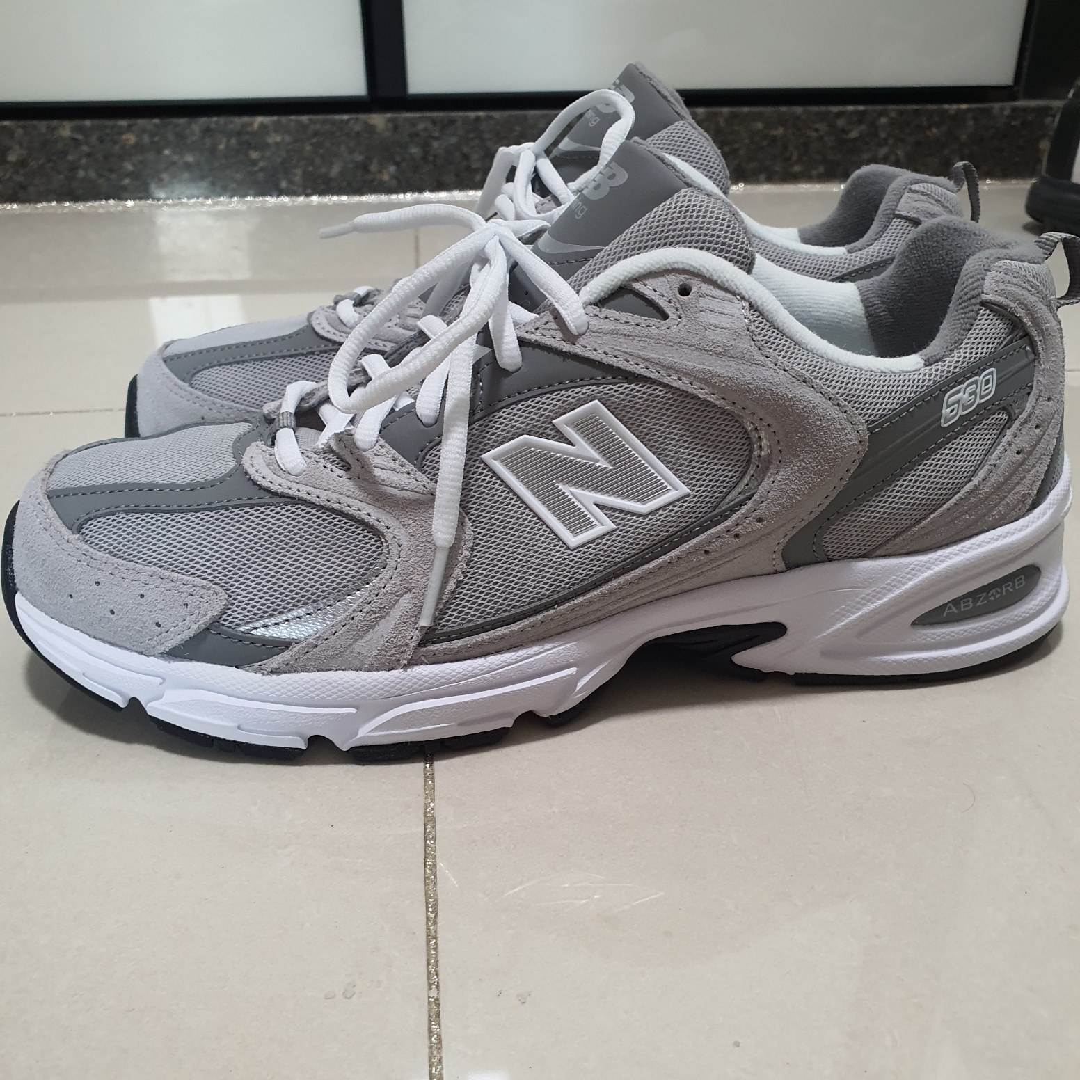 New Balance 530 Grey 착용 스타일 - 2