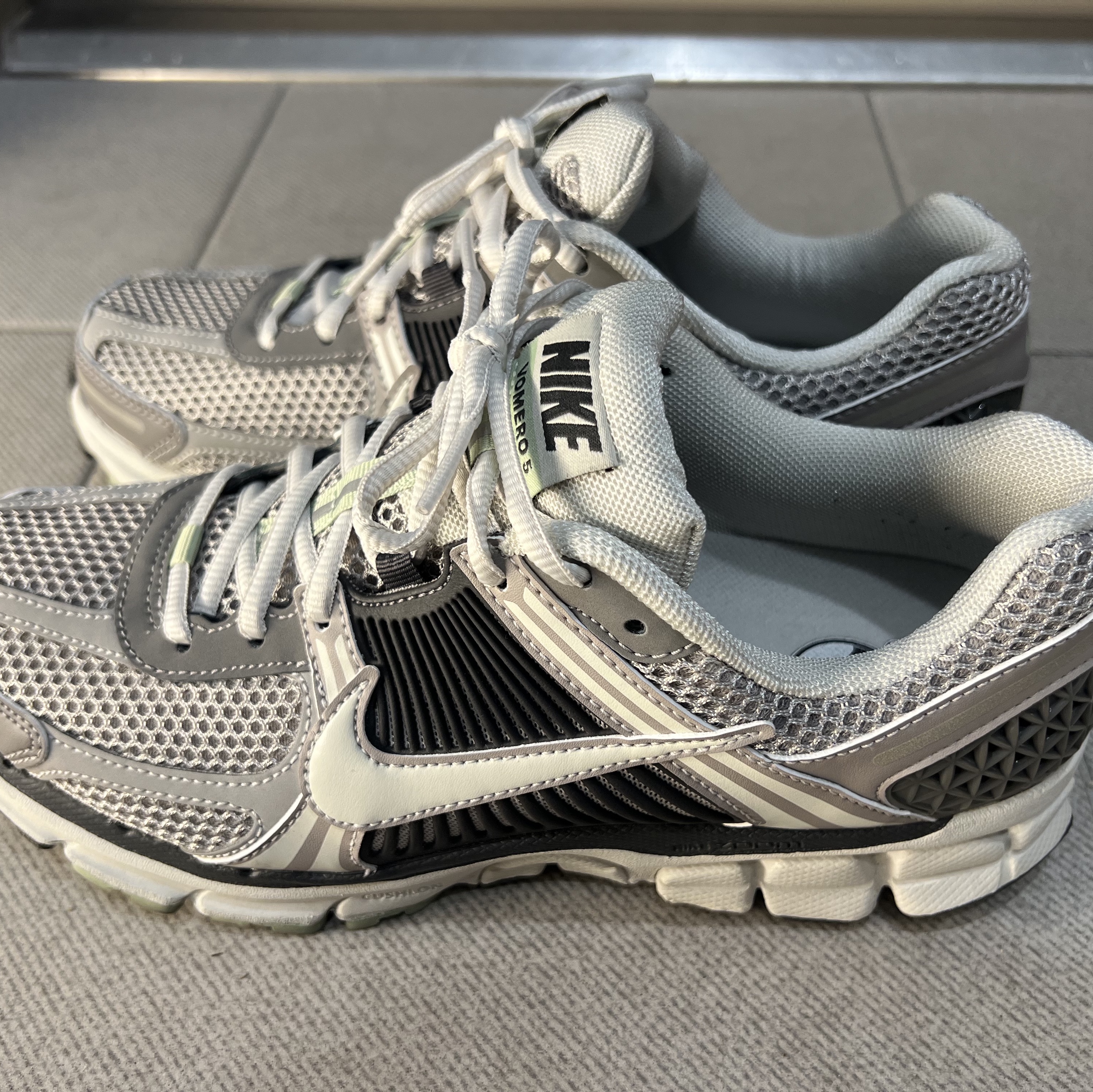(W) Nike Zoom Vomero 5 Cobblestone and Flat Pewter 착용 스타일 - 1