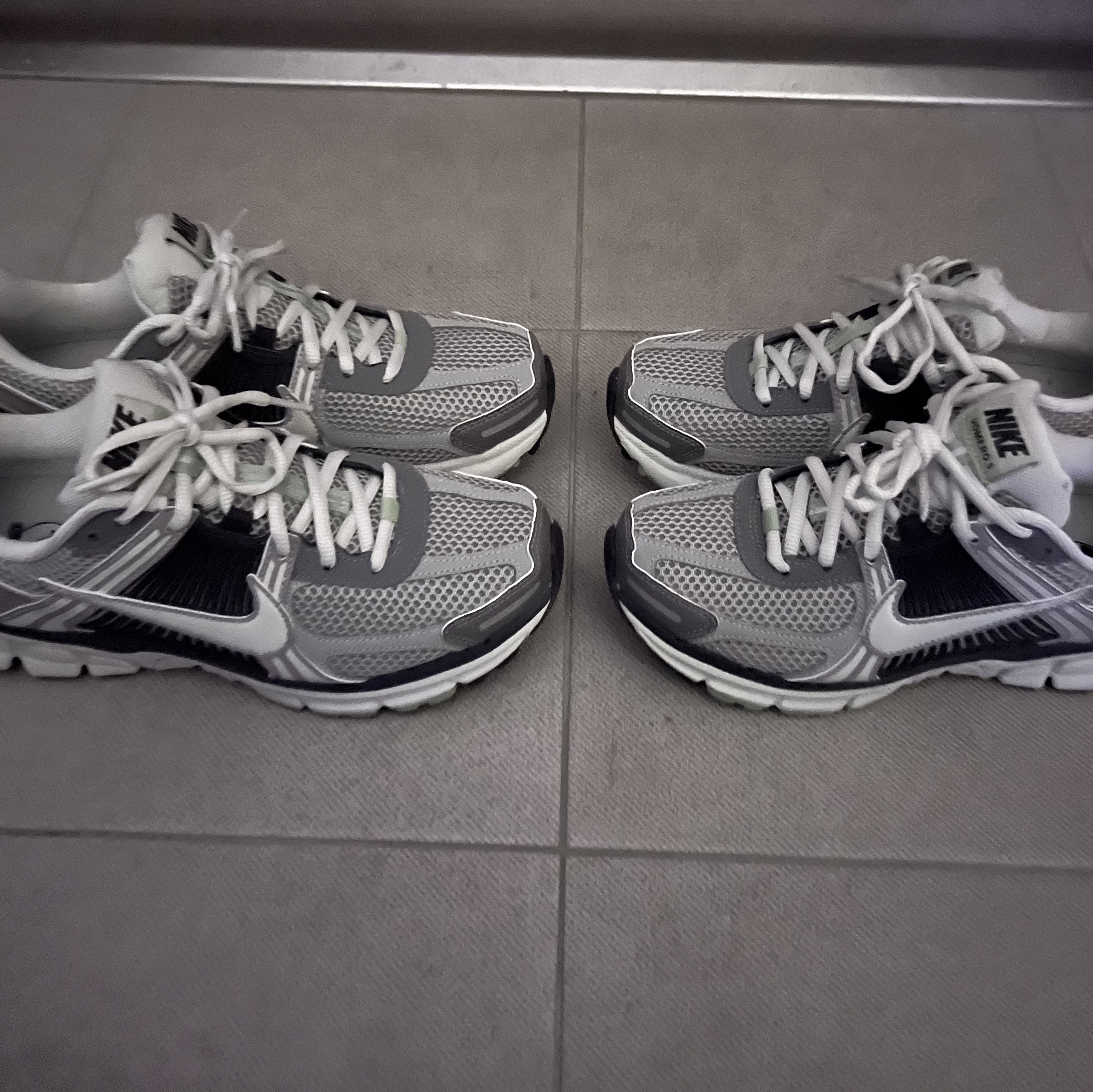 (W) Nike Zoom Vomero 5 Cobblestone and Flat Pewter 착용 스타일 - 3