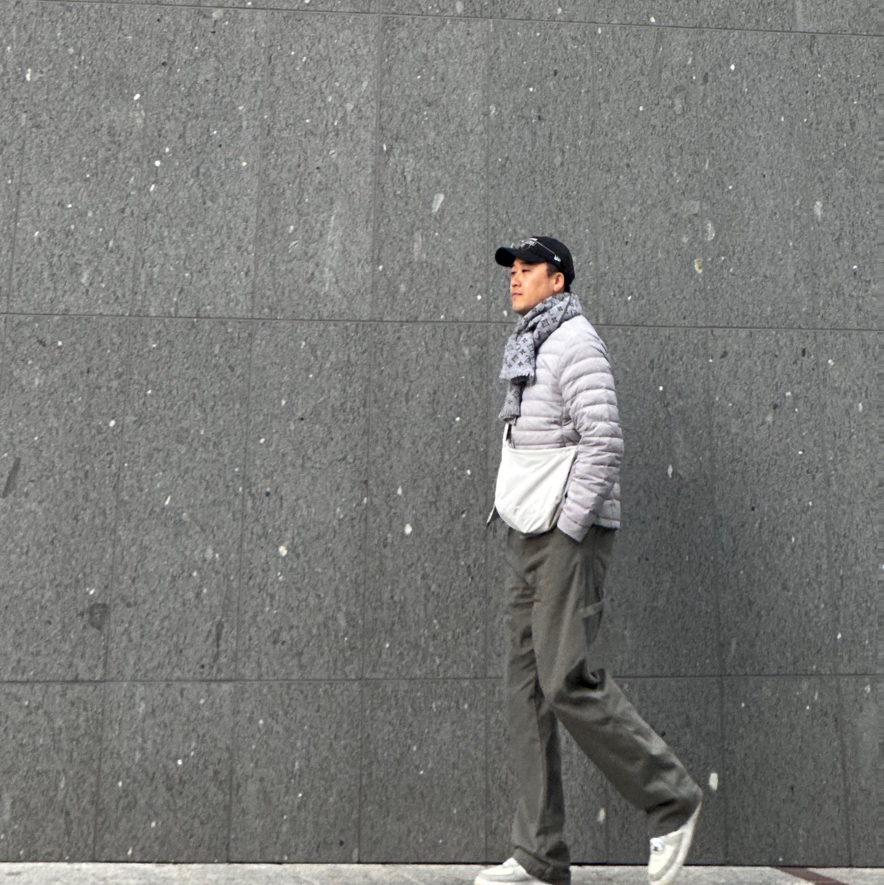 COS Nylon Crossbody Saddle Bag Light Grey Stone, New Era x Balansa Unstructured Ball Cap Black 착용 스타일