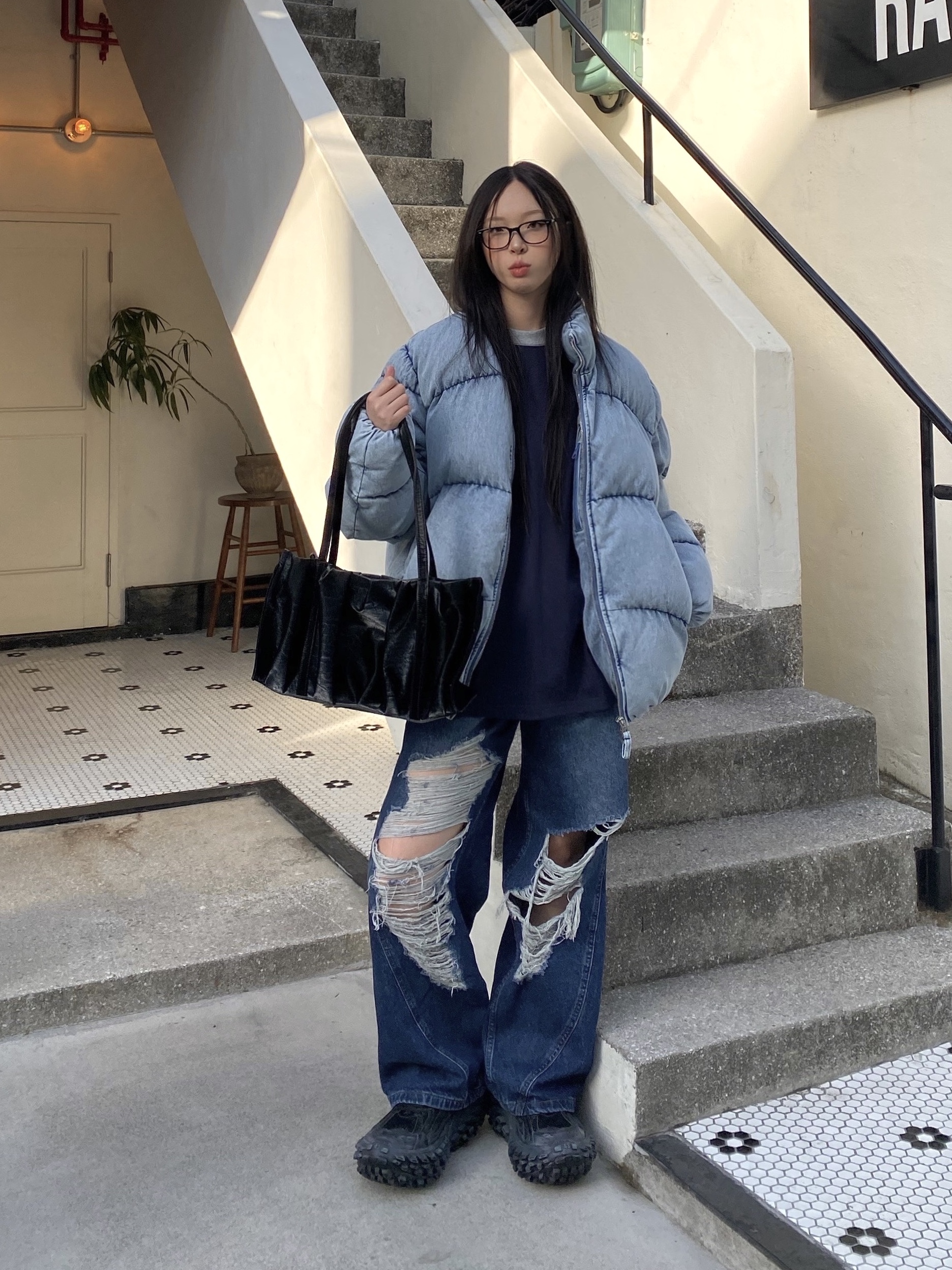 Balenciaga Defender Sneakers Black, Millo Women Curved Damage Wide Jeans Deep Blue 착용 스타일 - 3