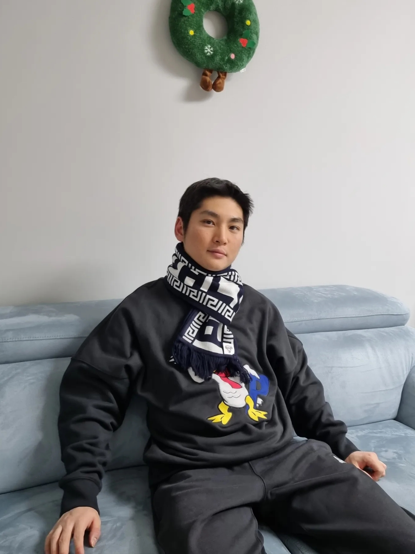 Palace Major Fret Scarf Navy Cream - 23FW, Palace Chilly Duck Out Drop Shoulder Crew Black - 20FW 착용 스타일
