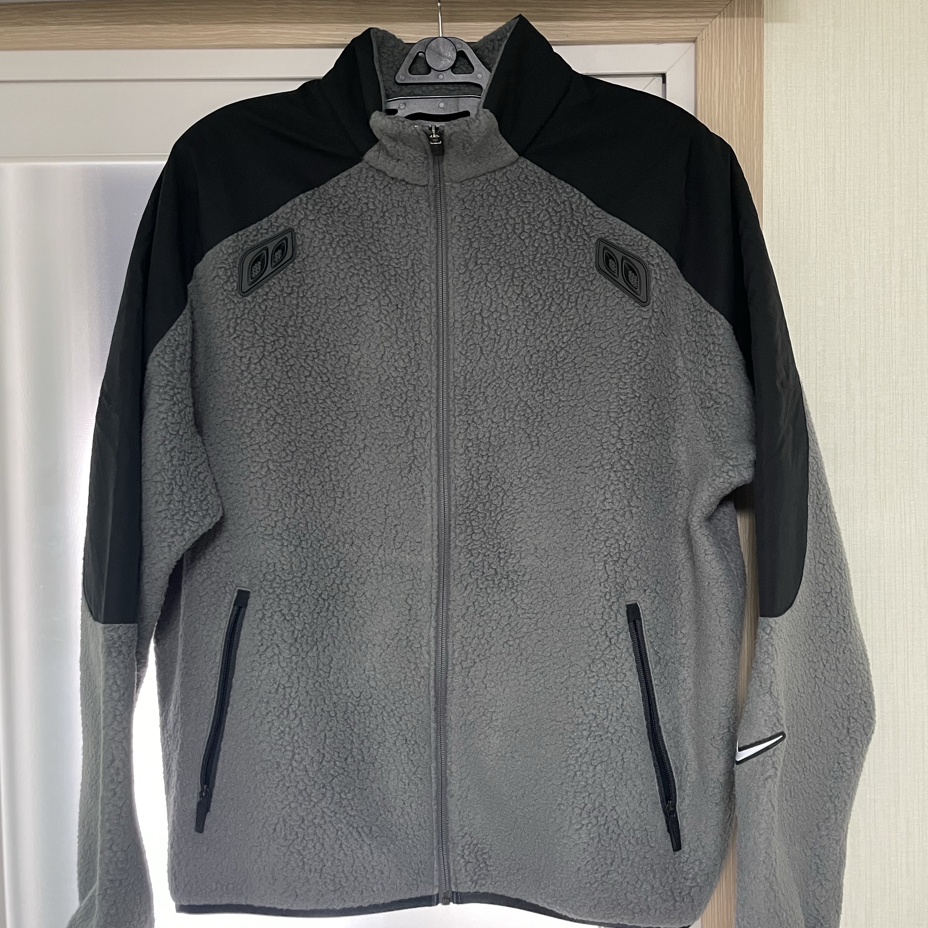 Nike x Drake Nocta 8K Peaks Track Jacket Iron Grey (DV3635-068) 착용 스타일