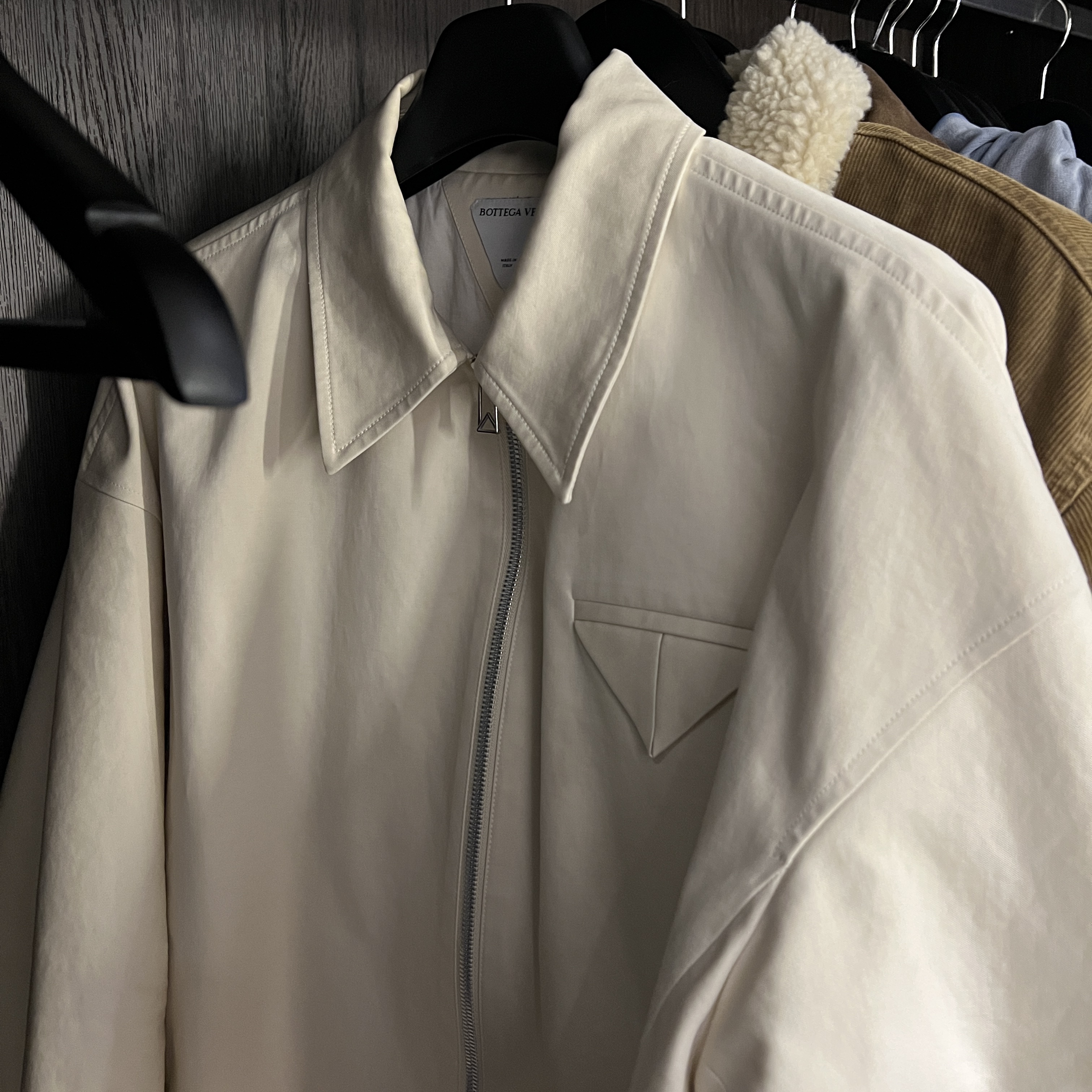 Bottega Veneta Sanded Cotton Twill Jacket Sea Salt 착용 스타일