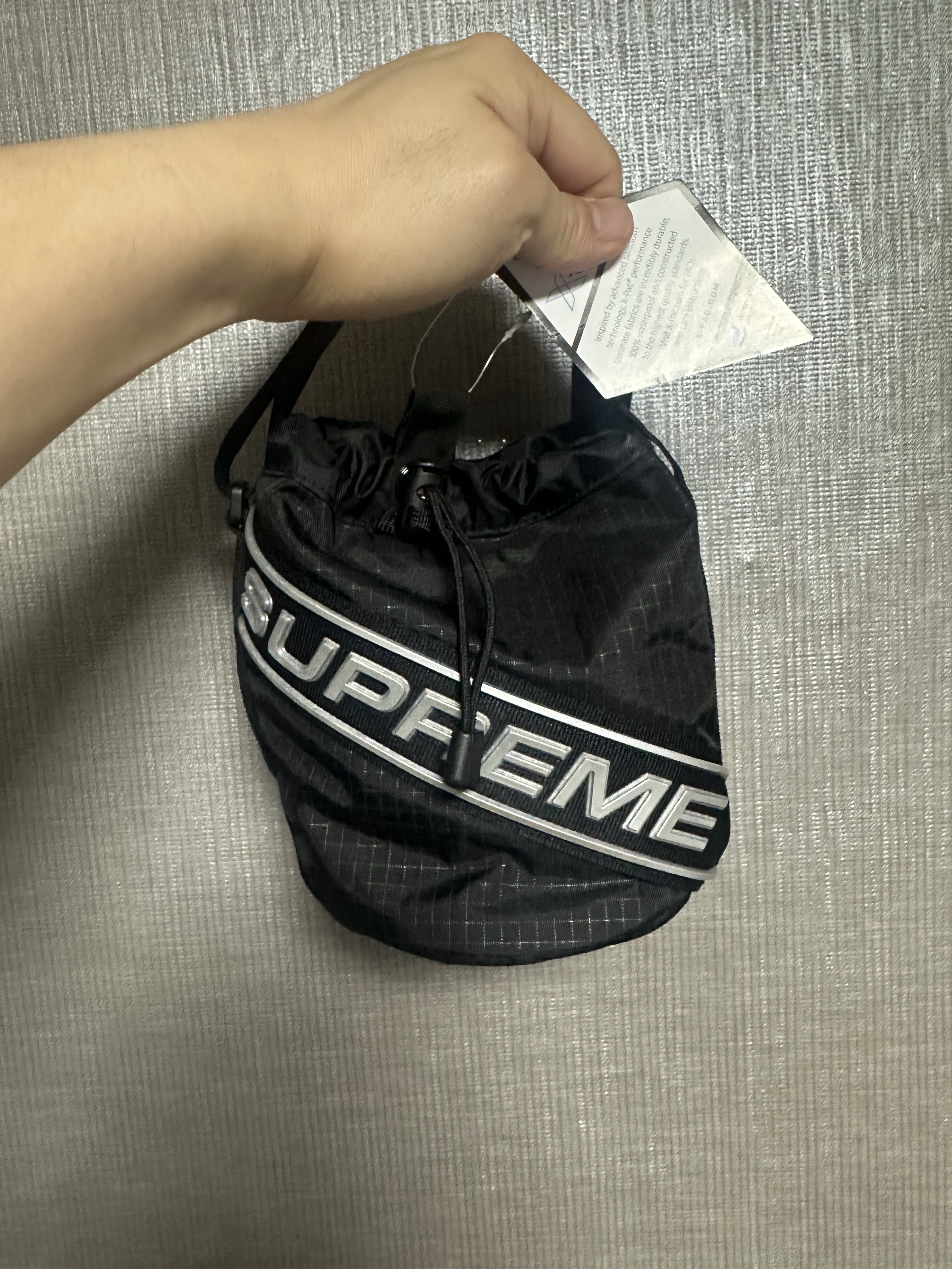 Supreme Small Cinch Pouch Black - 23FW 착용 스타일 - 1