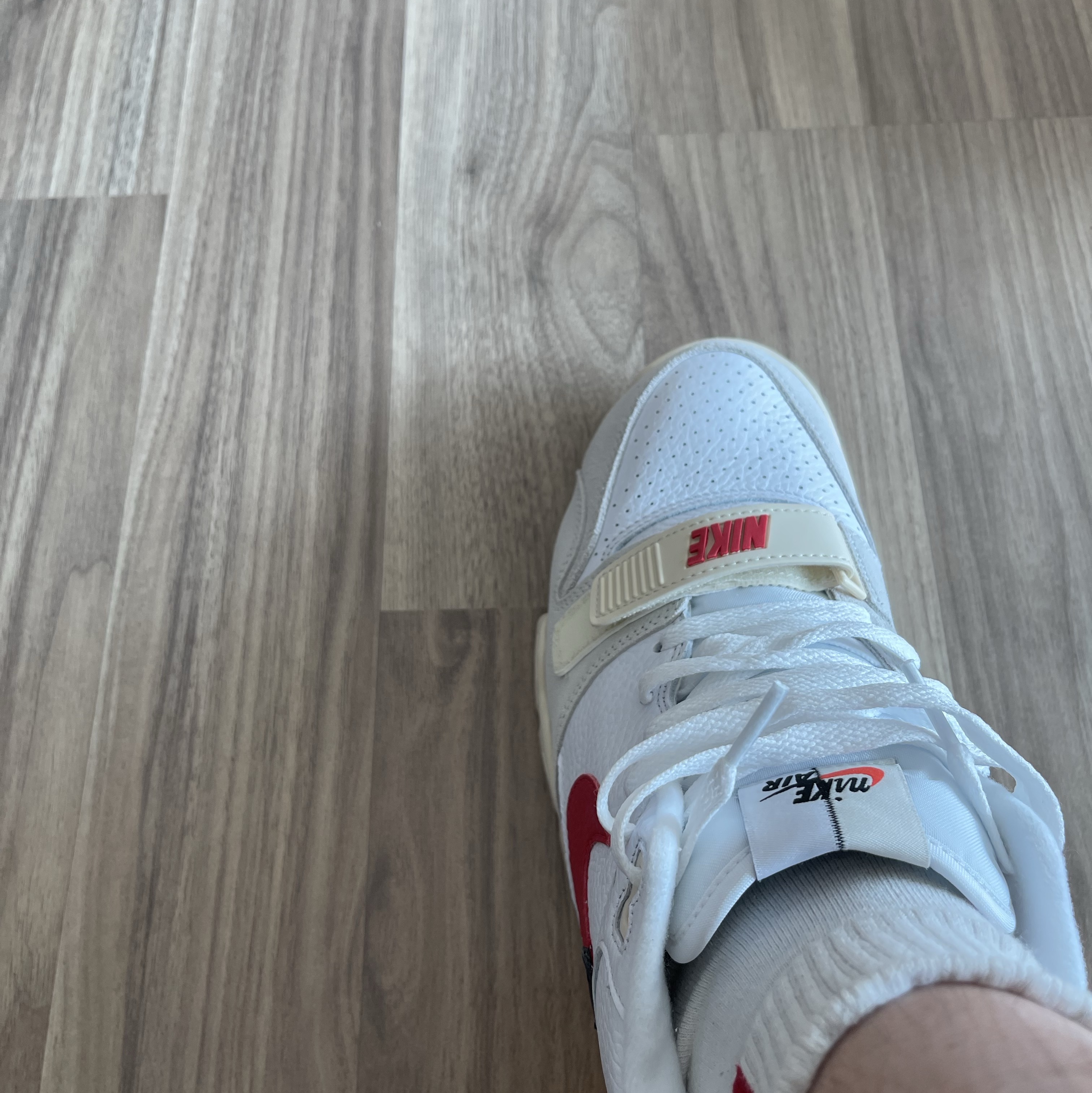 Nike Air Trainer 1 White University Red 착용 스타일 - 2
