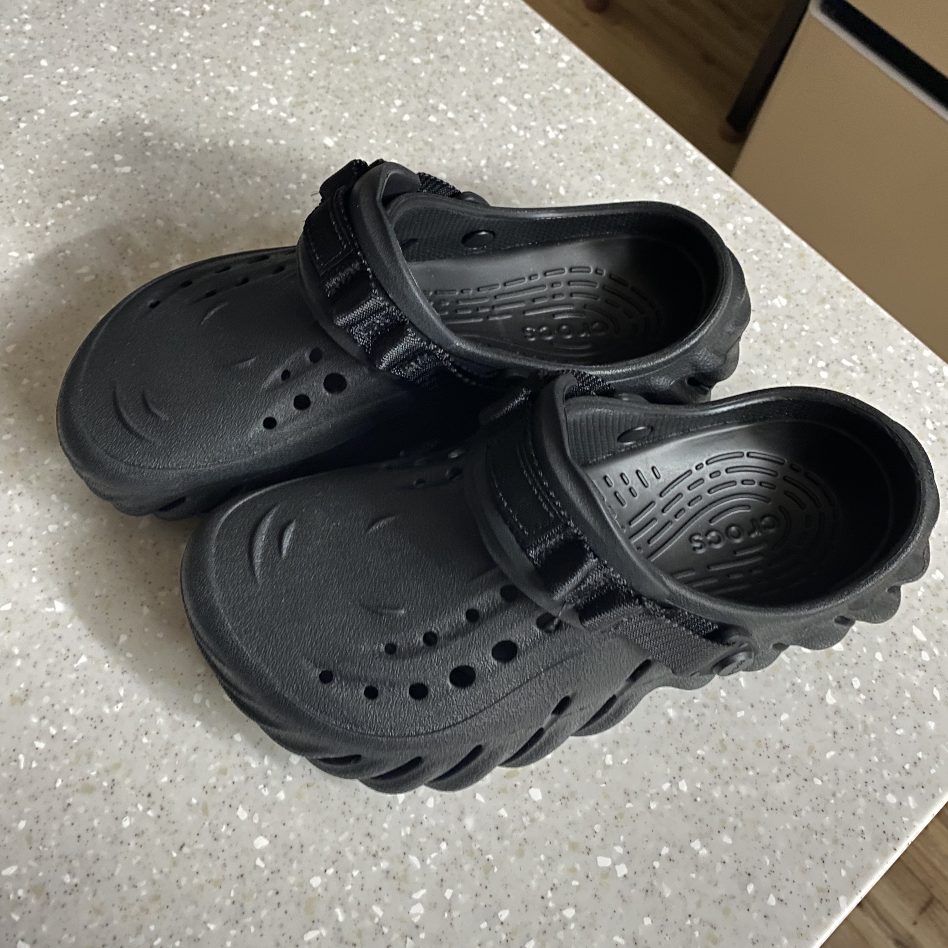 Crocs Echo Clog Black 착용 스타일