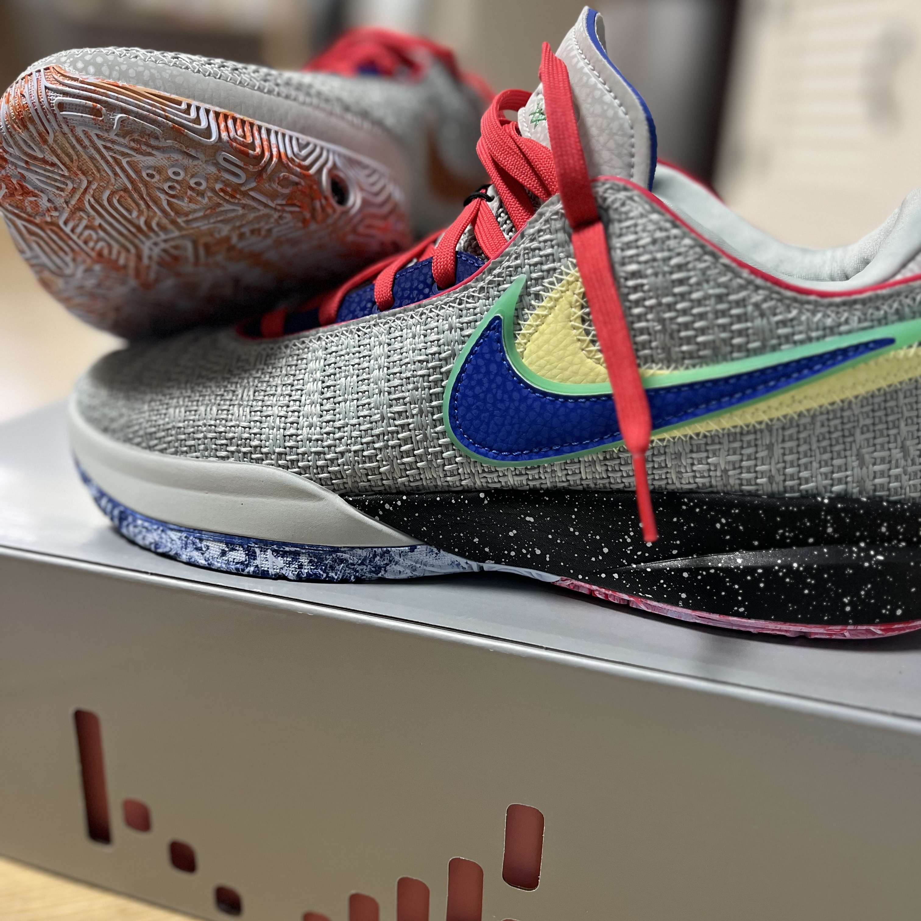 Nike LeBron XX EP Light Silver Lemon Chiffon 착용 스타일