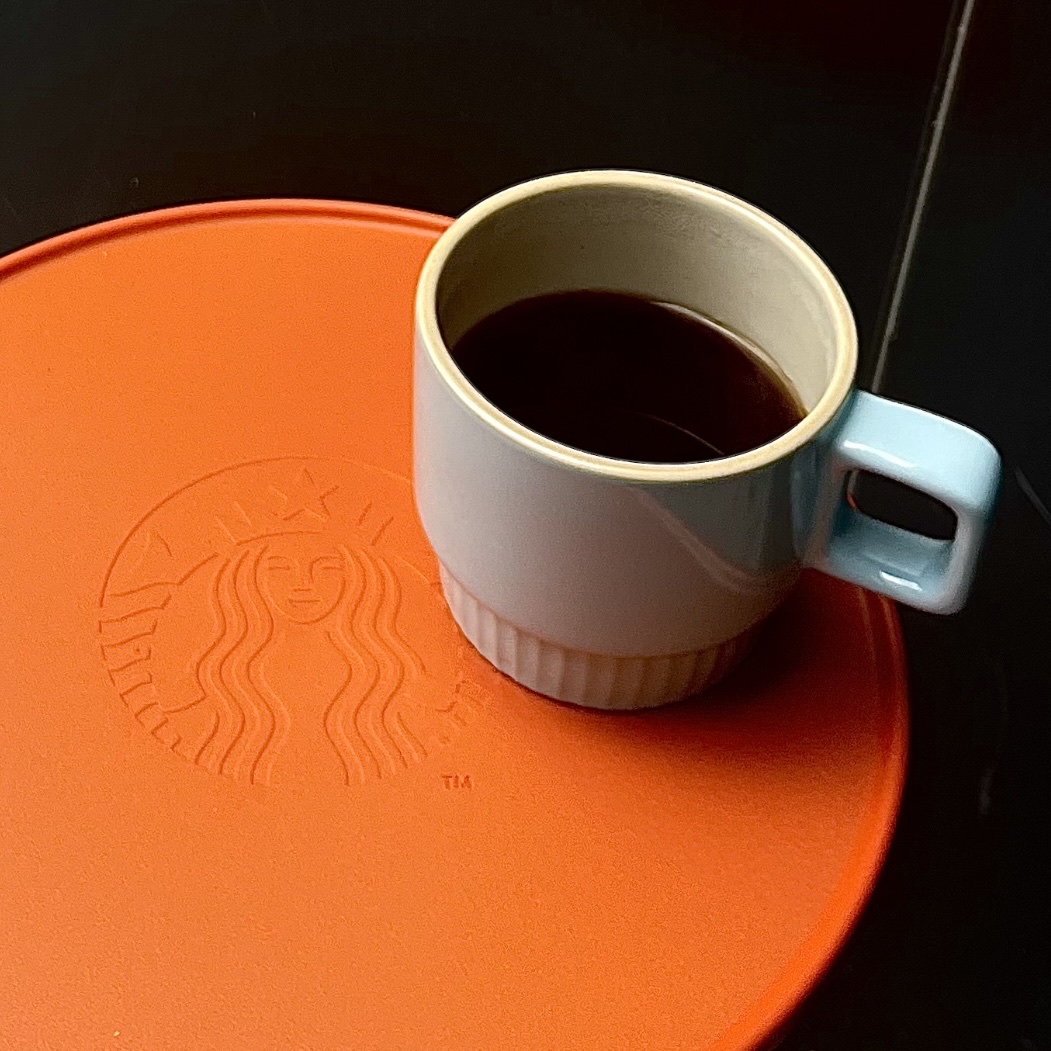 Starbucks x Helinox Side Table Brick Orange 착용 스타일